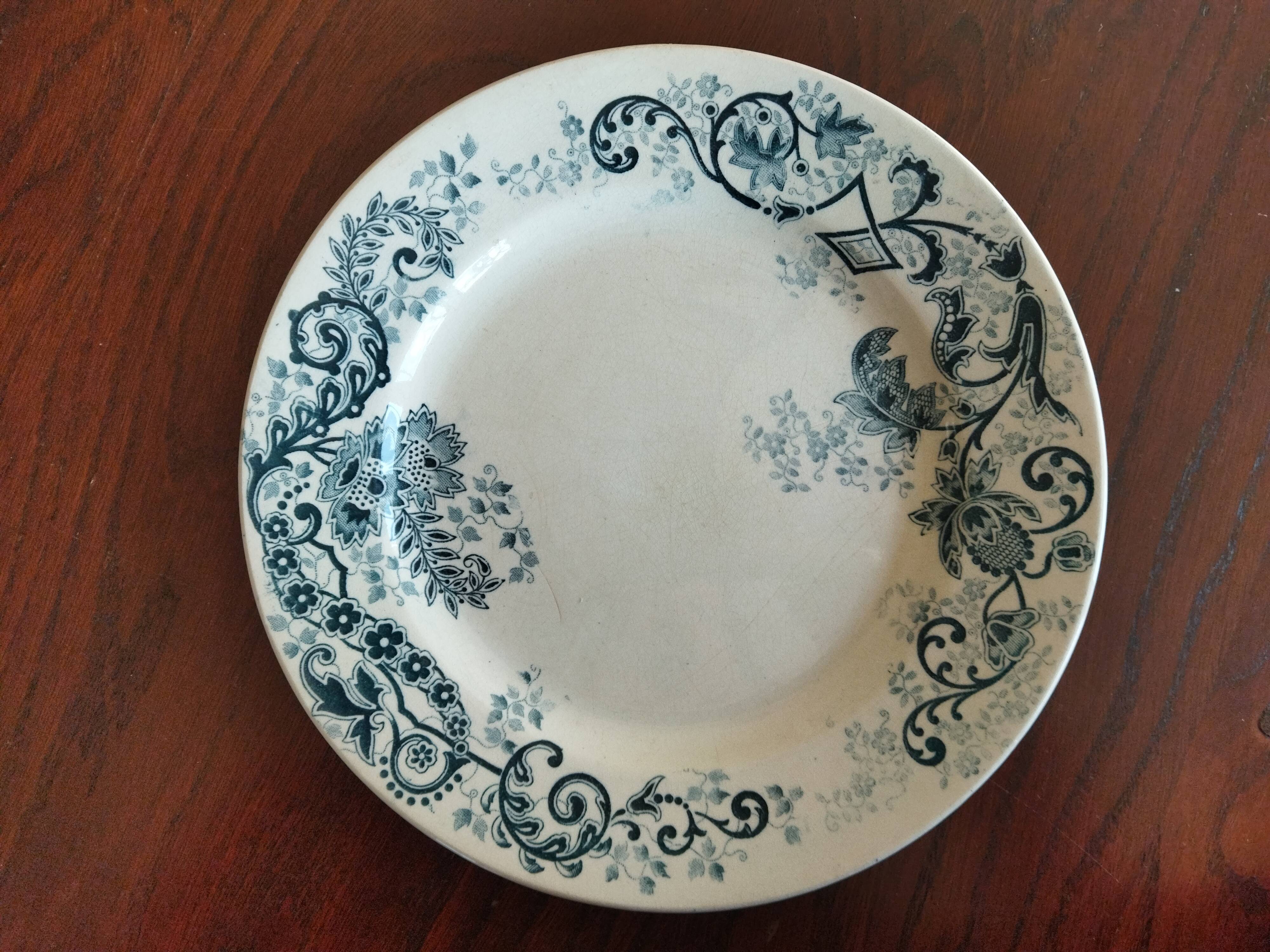 7 flat plates in iron earth HB & Cie, model Sévigné (Choisy-le-Roi)
