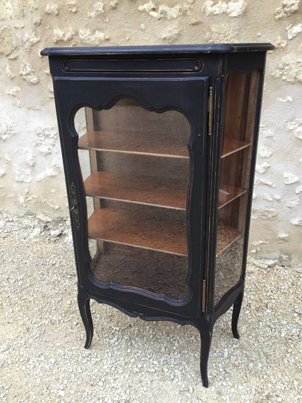 Vitrine en merisier patinée noir de style Louis XV