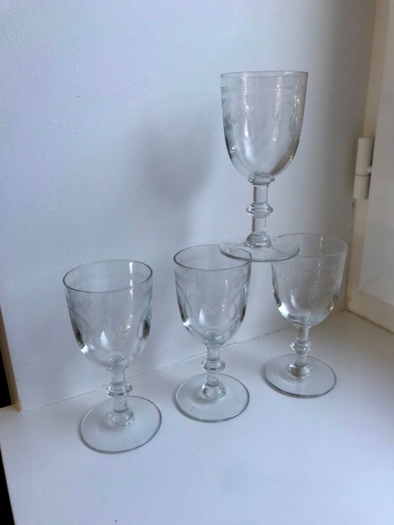 Set of 4 crystal wine glasses engraved 40-50 years