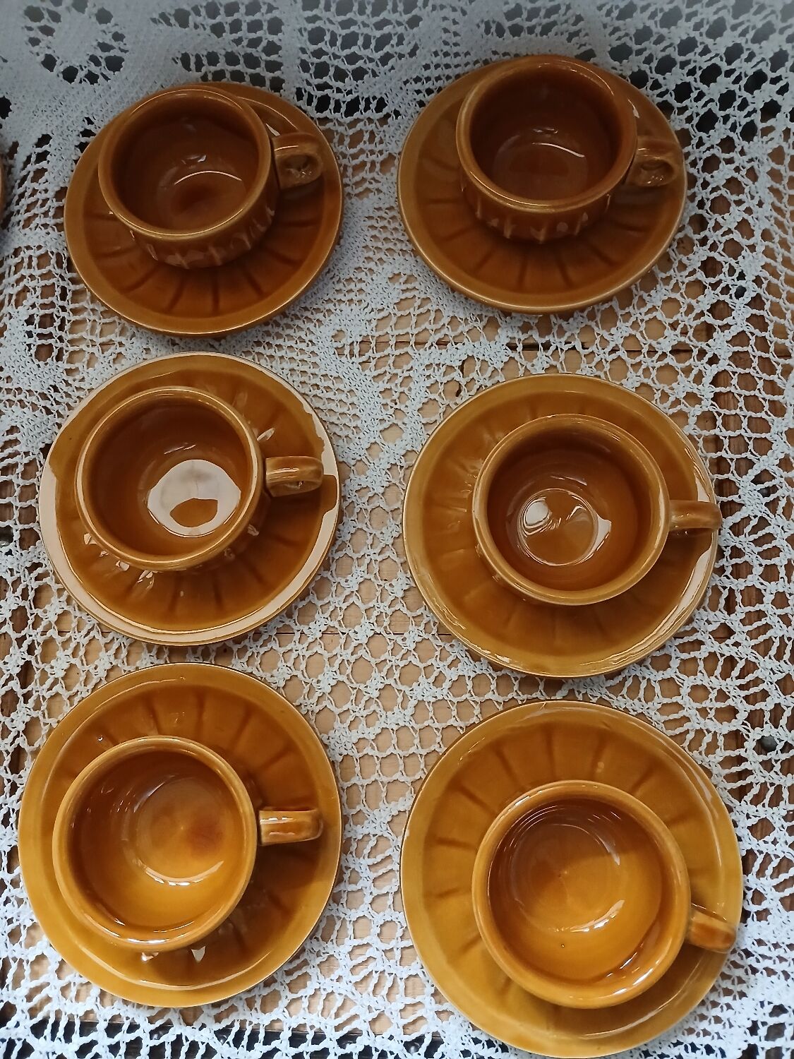 12 tasses à café anciennes avec soucoupes