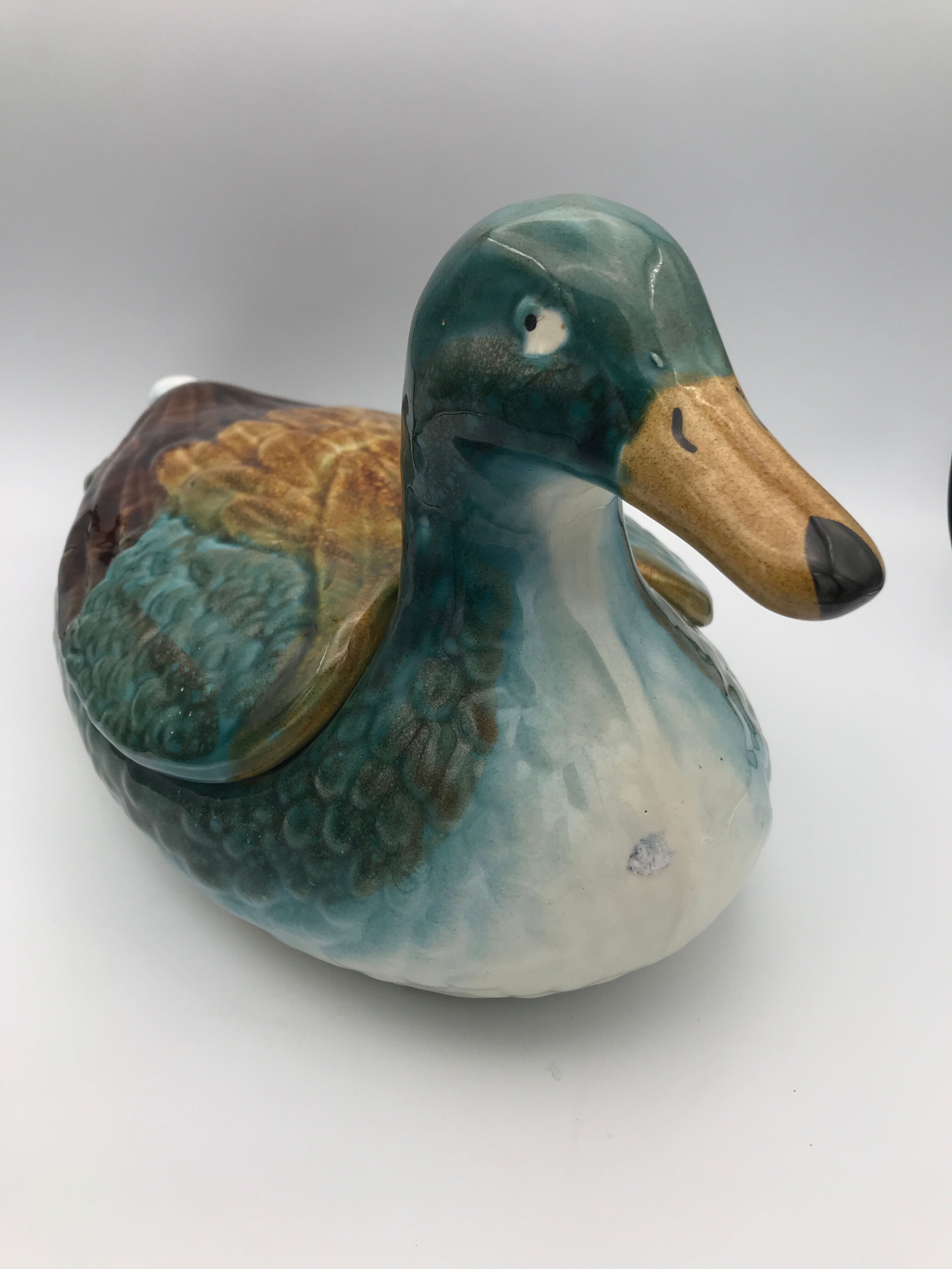 Soupière centrale, plat et couvercle en céramique émaillée polychrome, forme canard