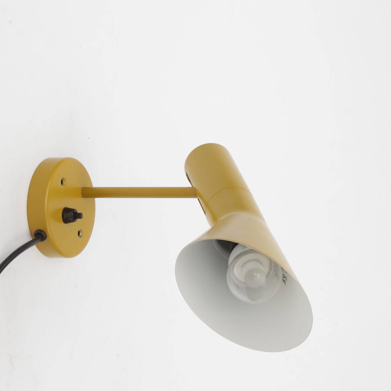 AJ wall lamp in yellow - Arne Jacobson