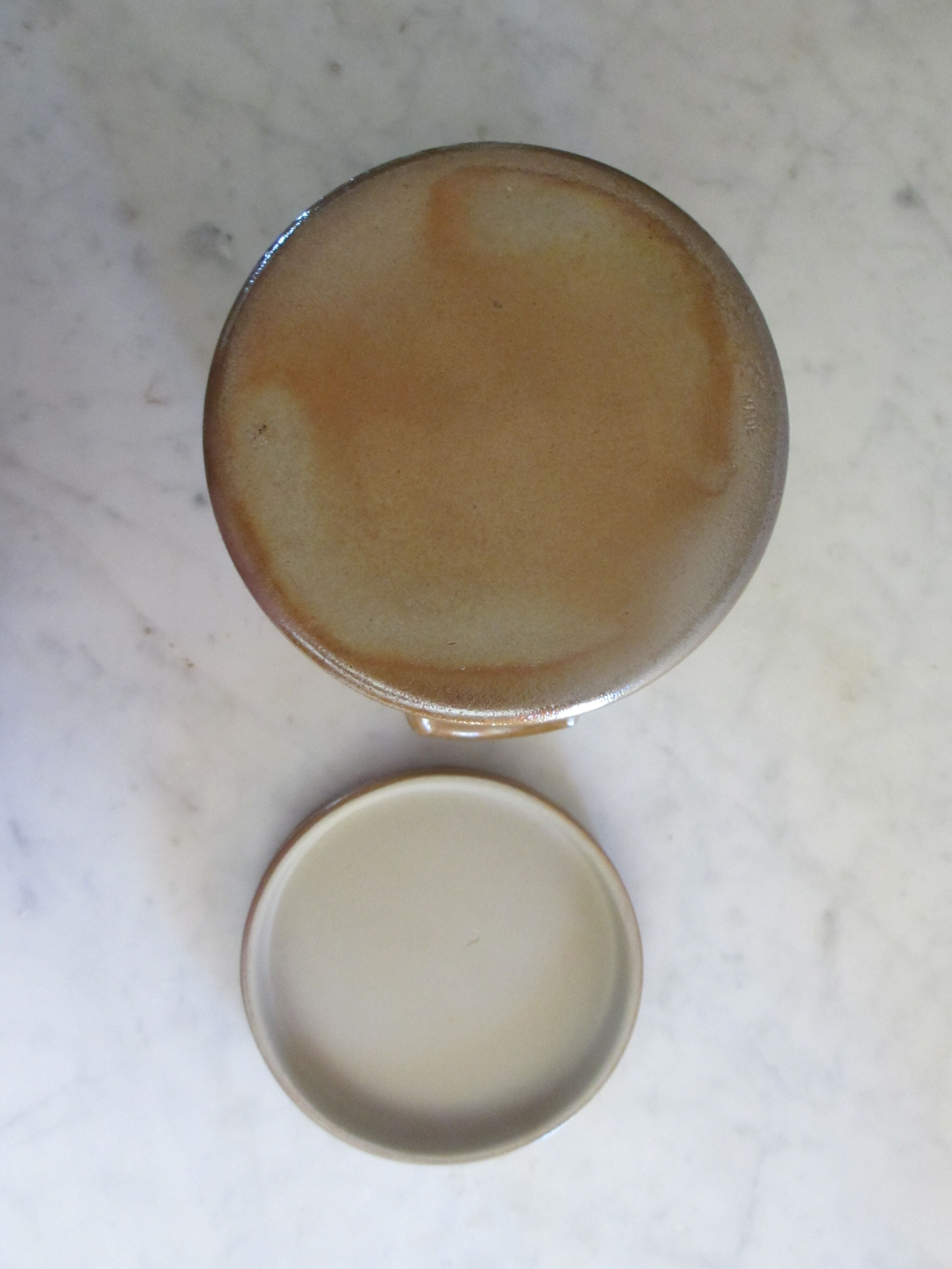 Candied pot in sandstone