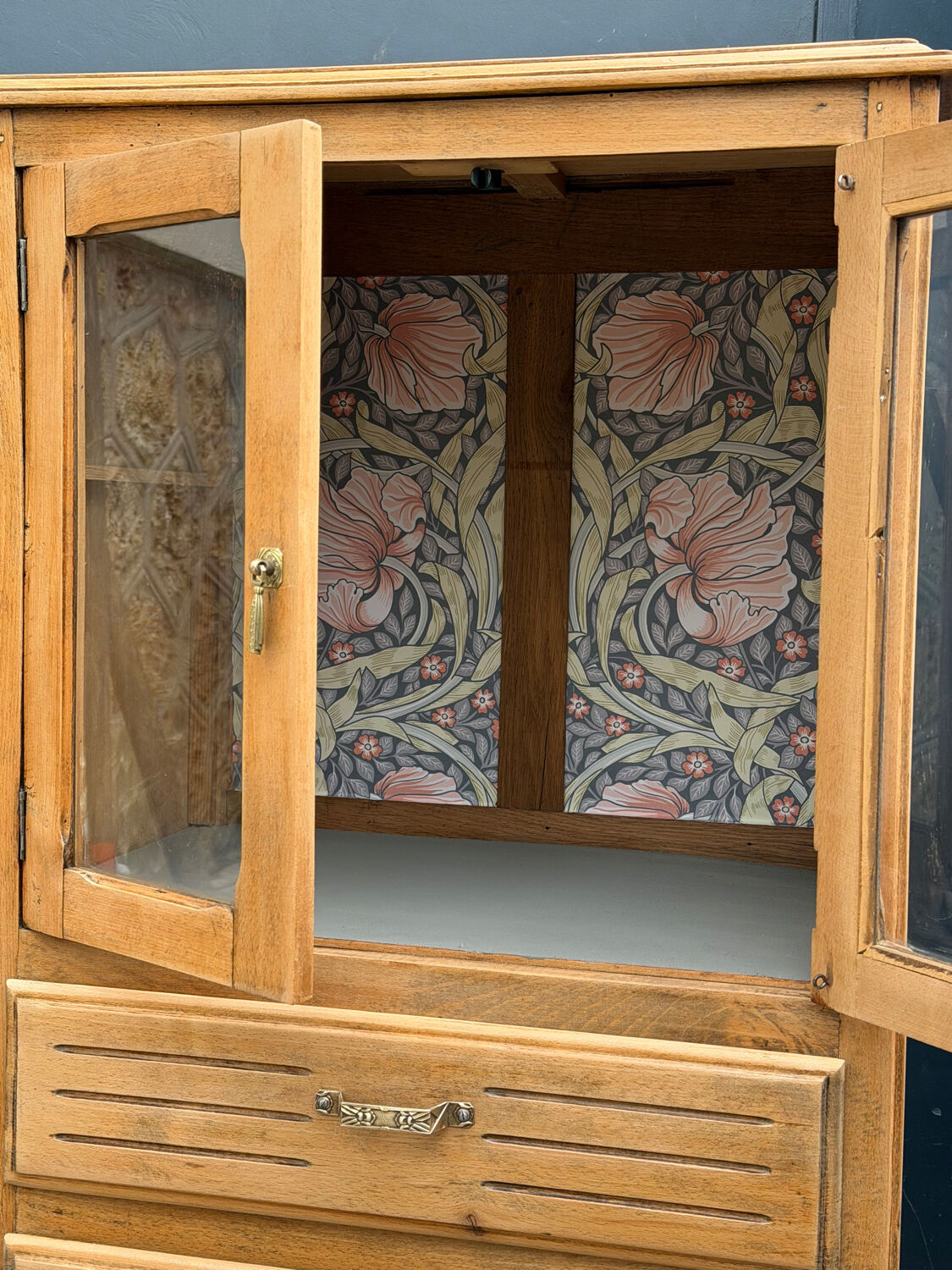 Art Deco glass-fronted Parisian buffet in raw wood