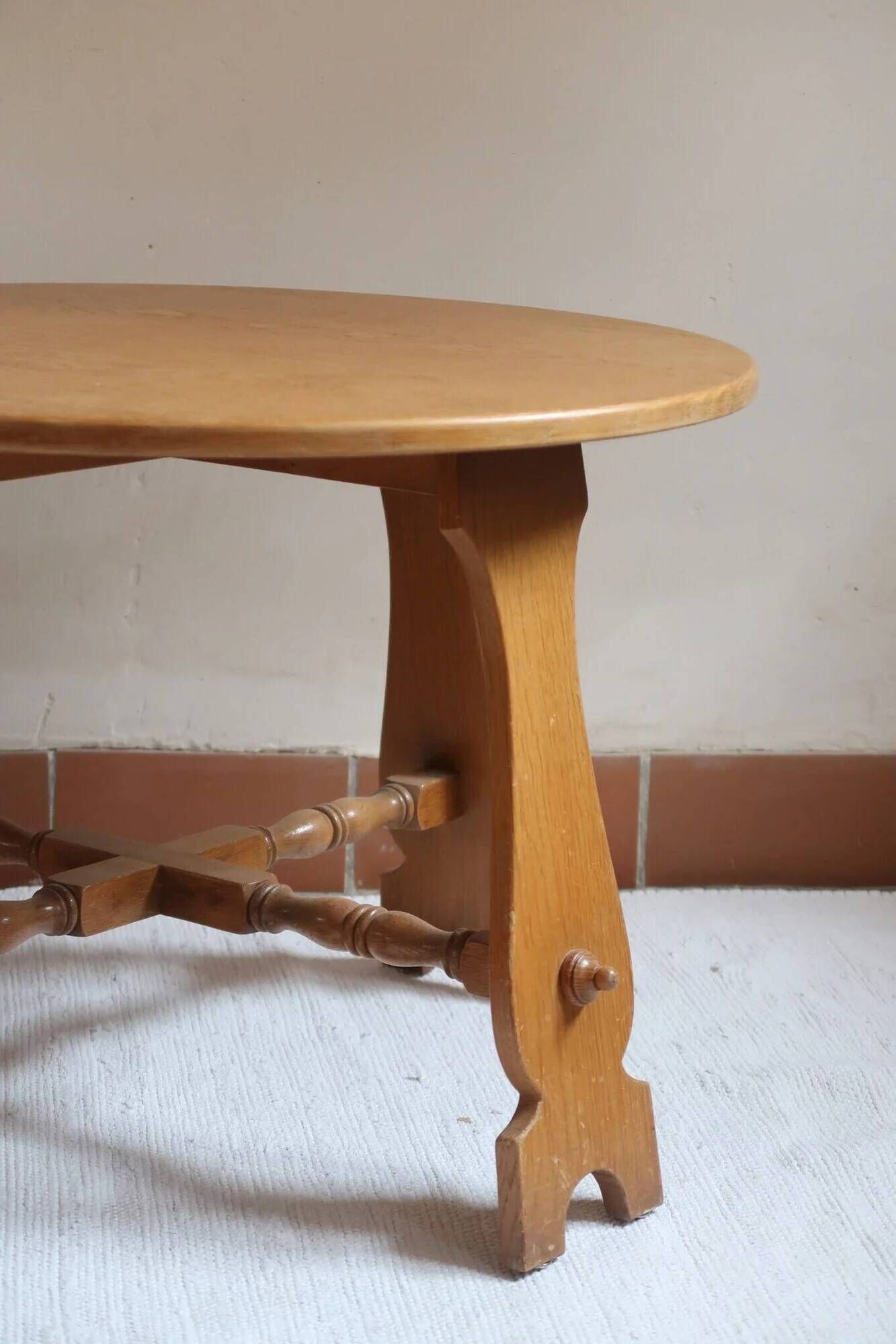 Round beech coffee table with curved legs, 1980s.