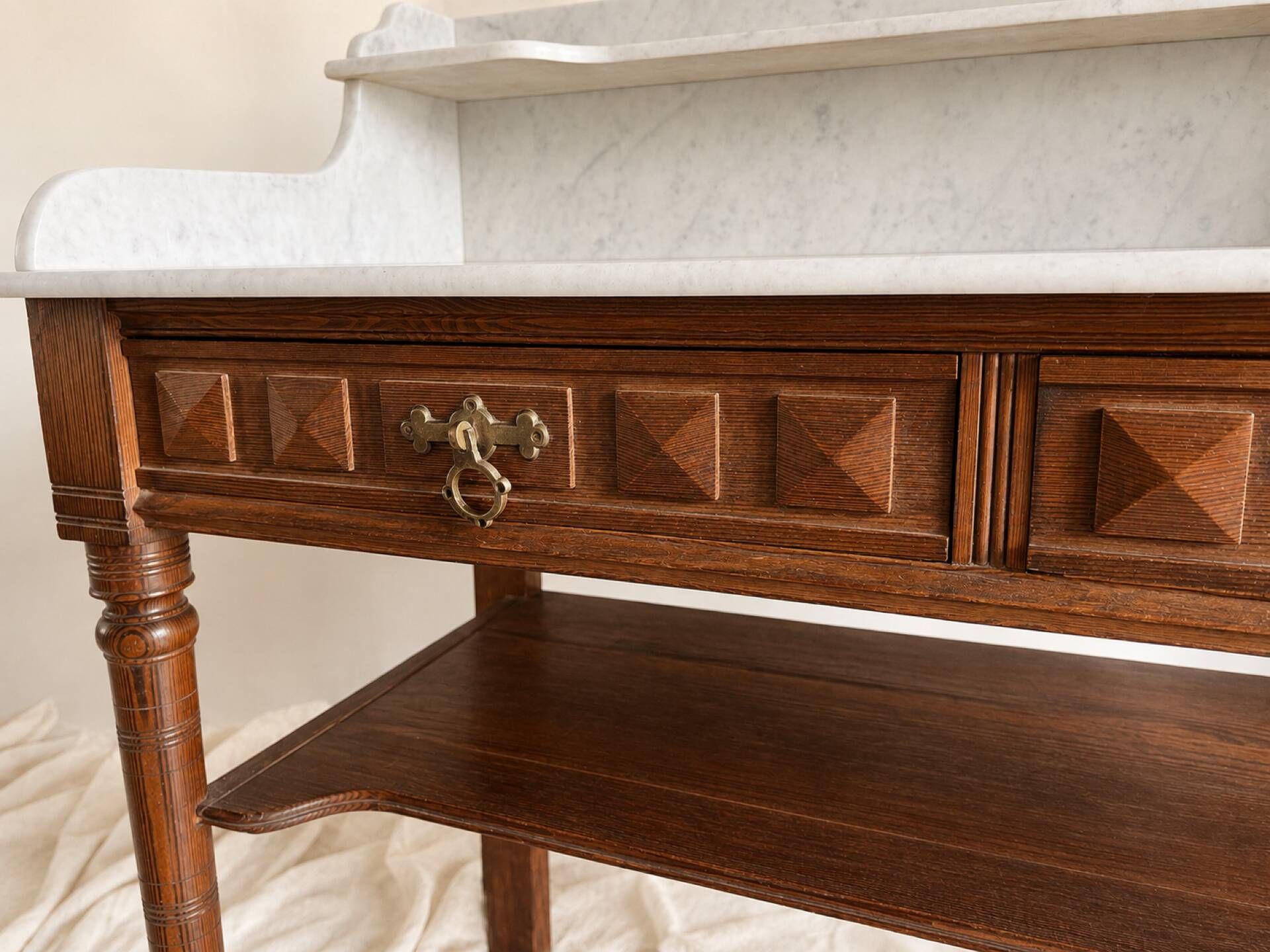 Coiffeuse ancienne style Louis XVI en bois et marbre blanc veiné