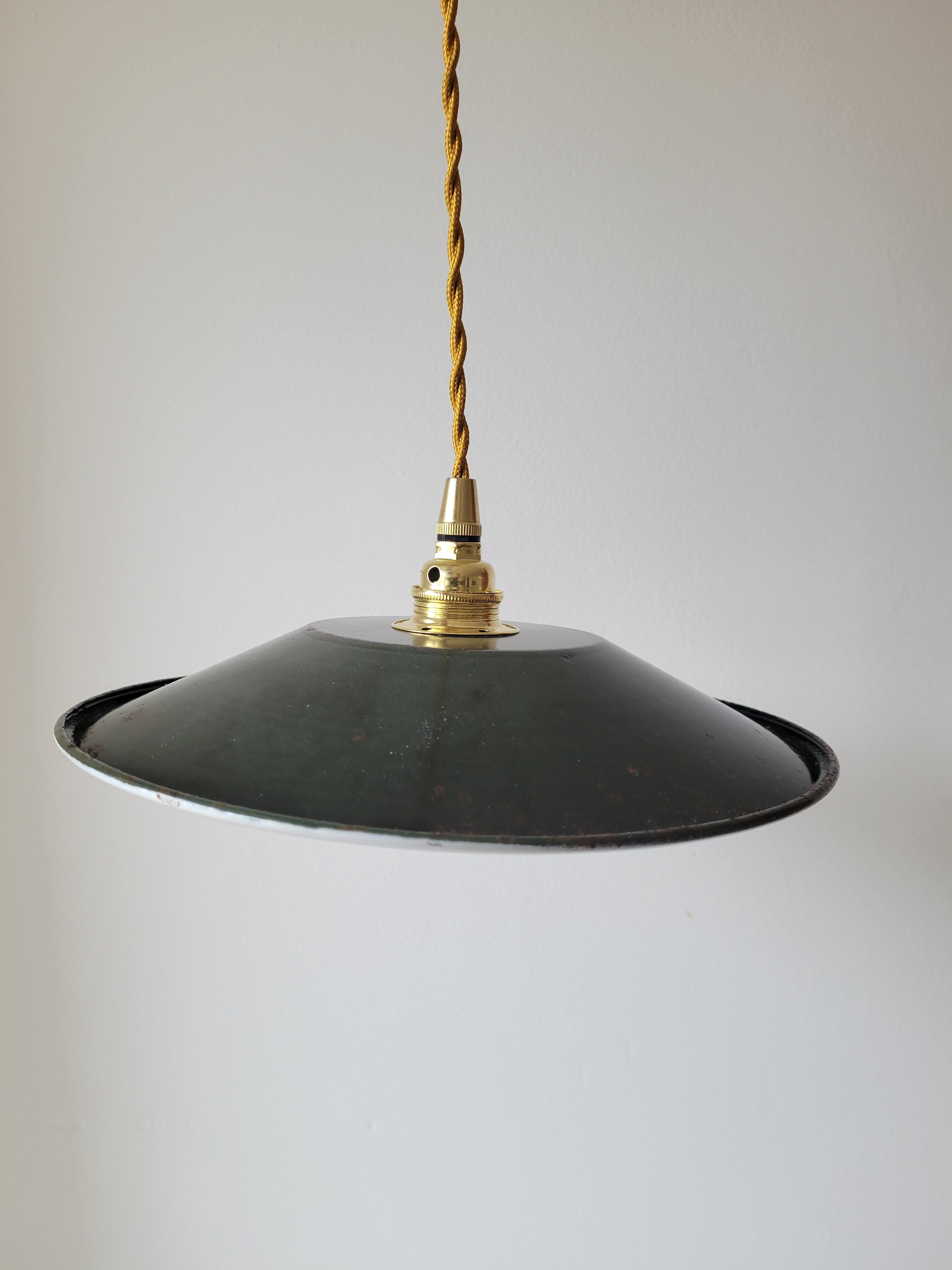Enamelled sheet metal suspension