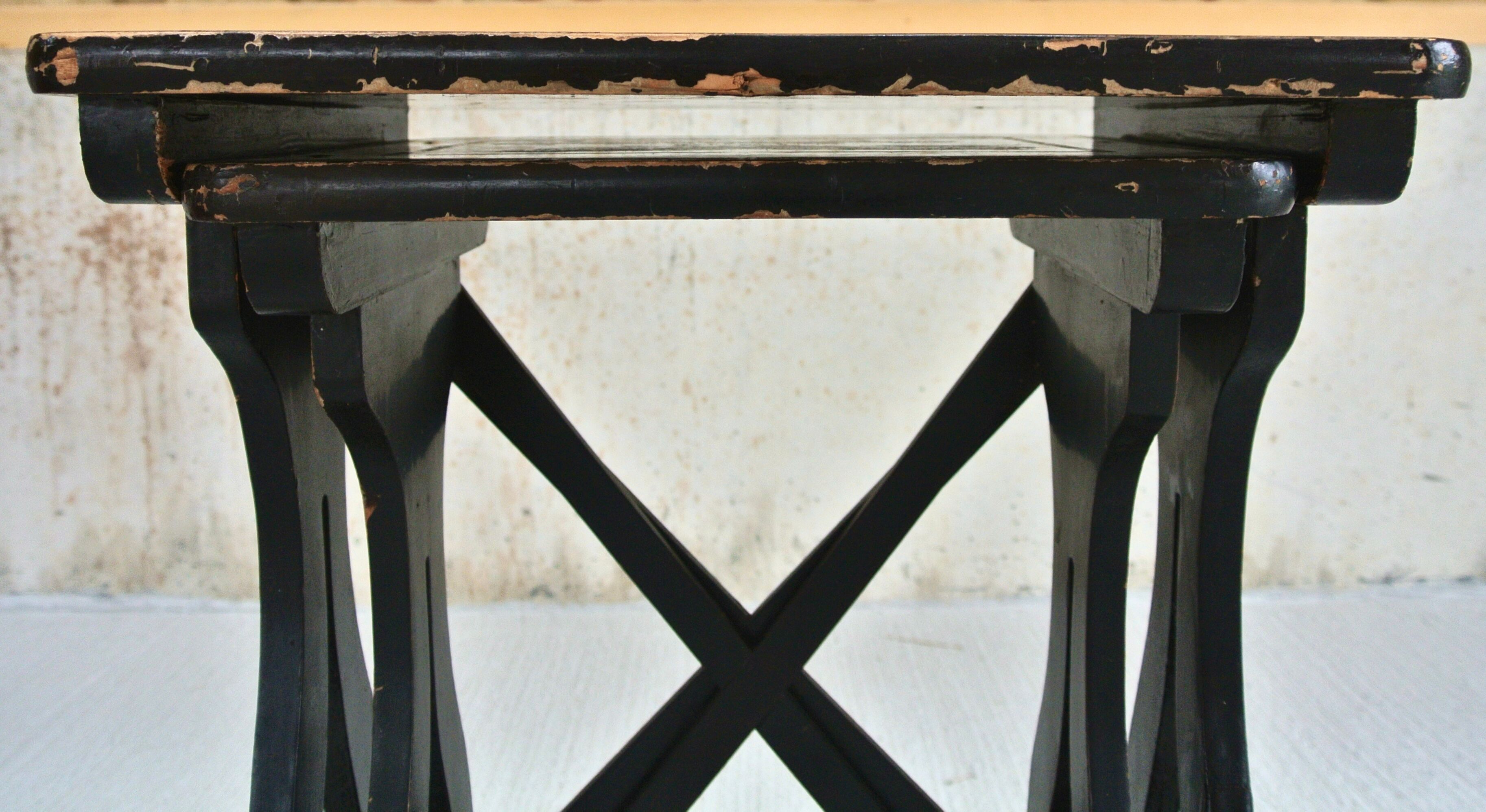 Paire de tables gigognes en bois noir - plateau à décor de dragons