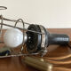 Lampe baladeuse ancienne manche en bois, industrielle, usine, atelier, garage