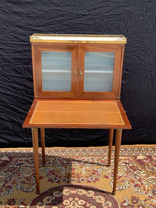 Happiness of the day in Louis XVI-era mahogany