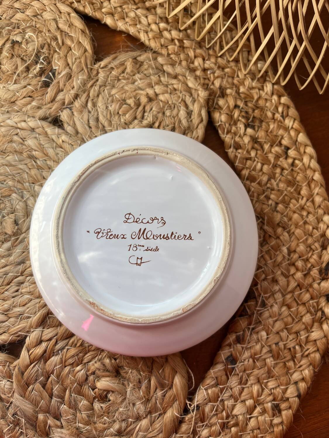 Porcelain ashtray with Vieux Moustier decorations