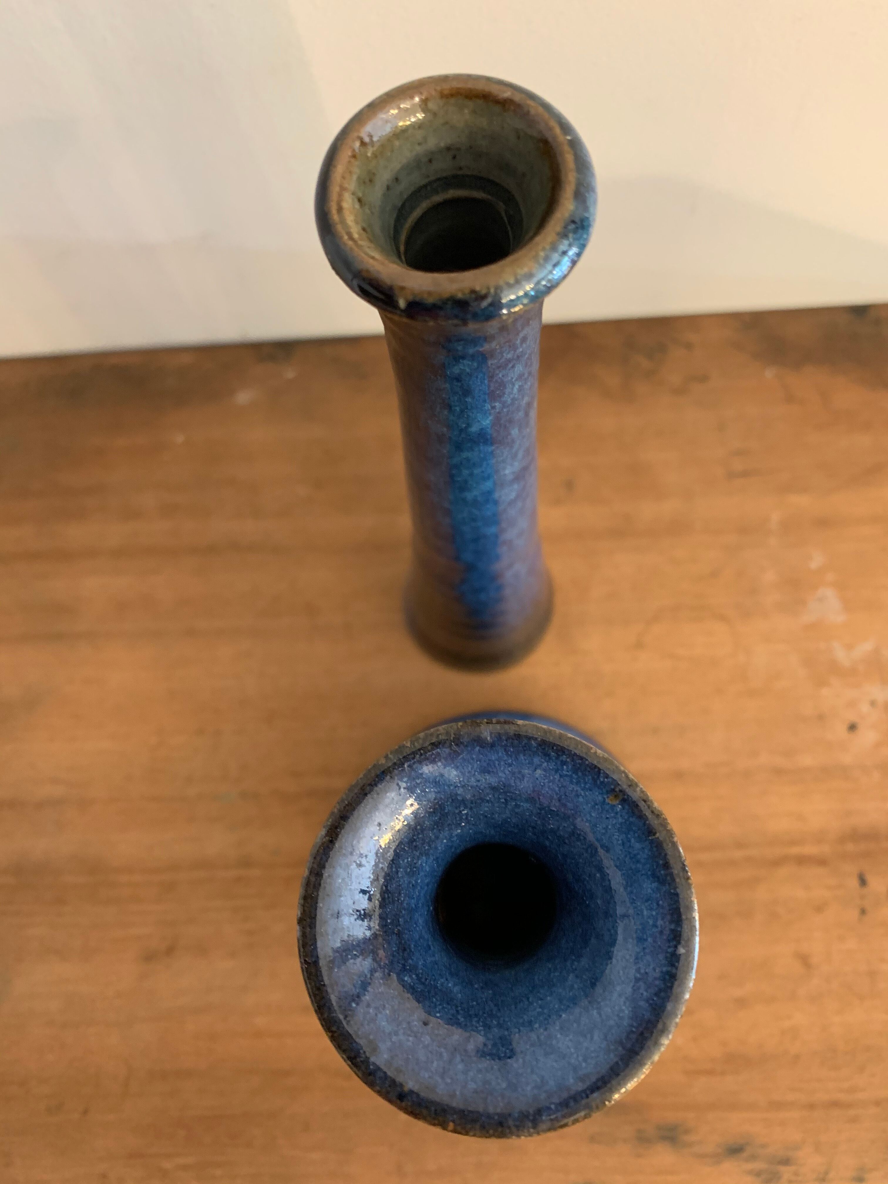 Paire de petits vases soliflores en grès bleu émaillé