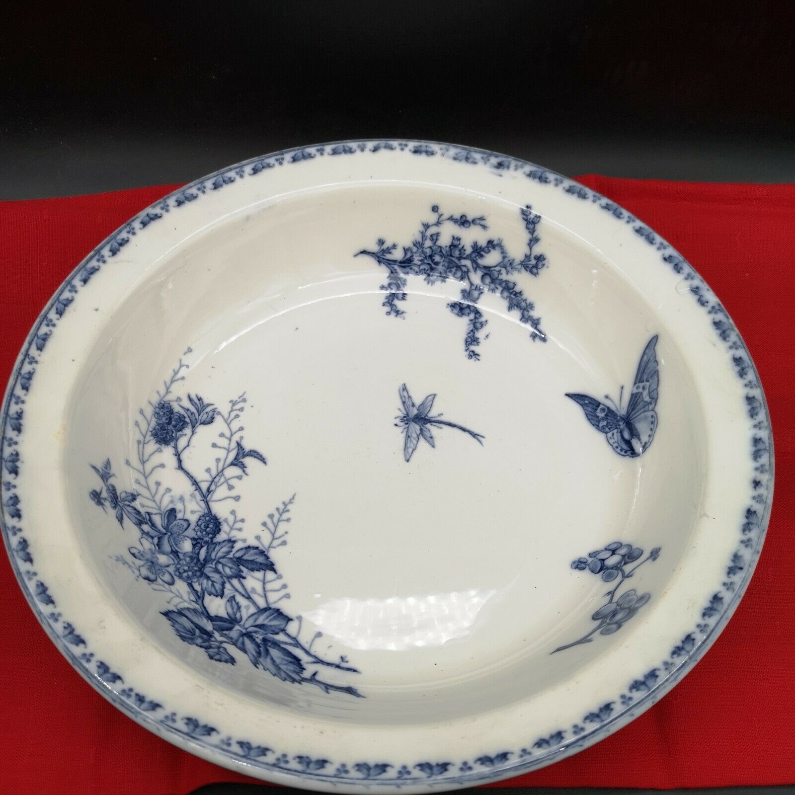 Hollow round flat in Sarreguemines earthenware model Carmen butterfly