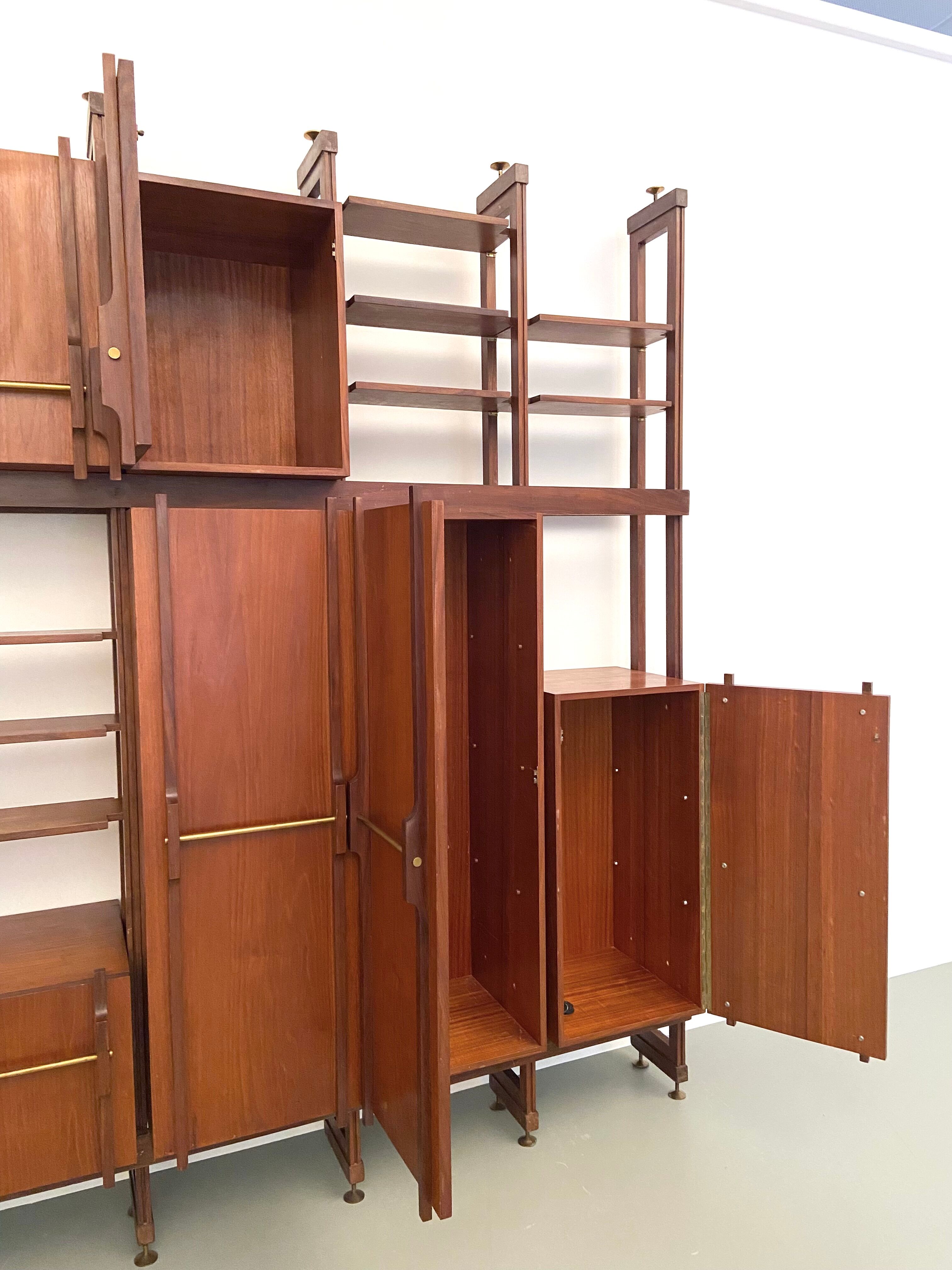 Bibliothèque en teck, noyer et laiton, Italie, années 1960