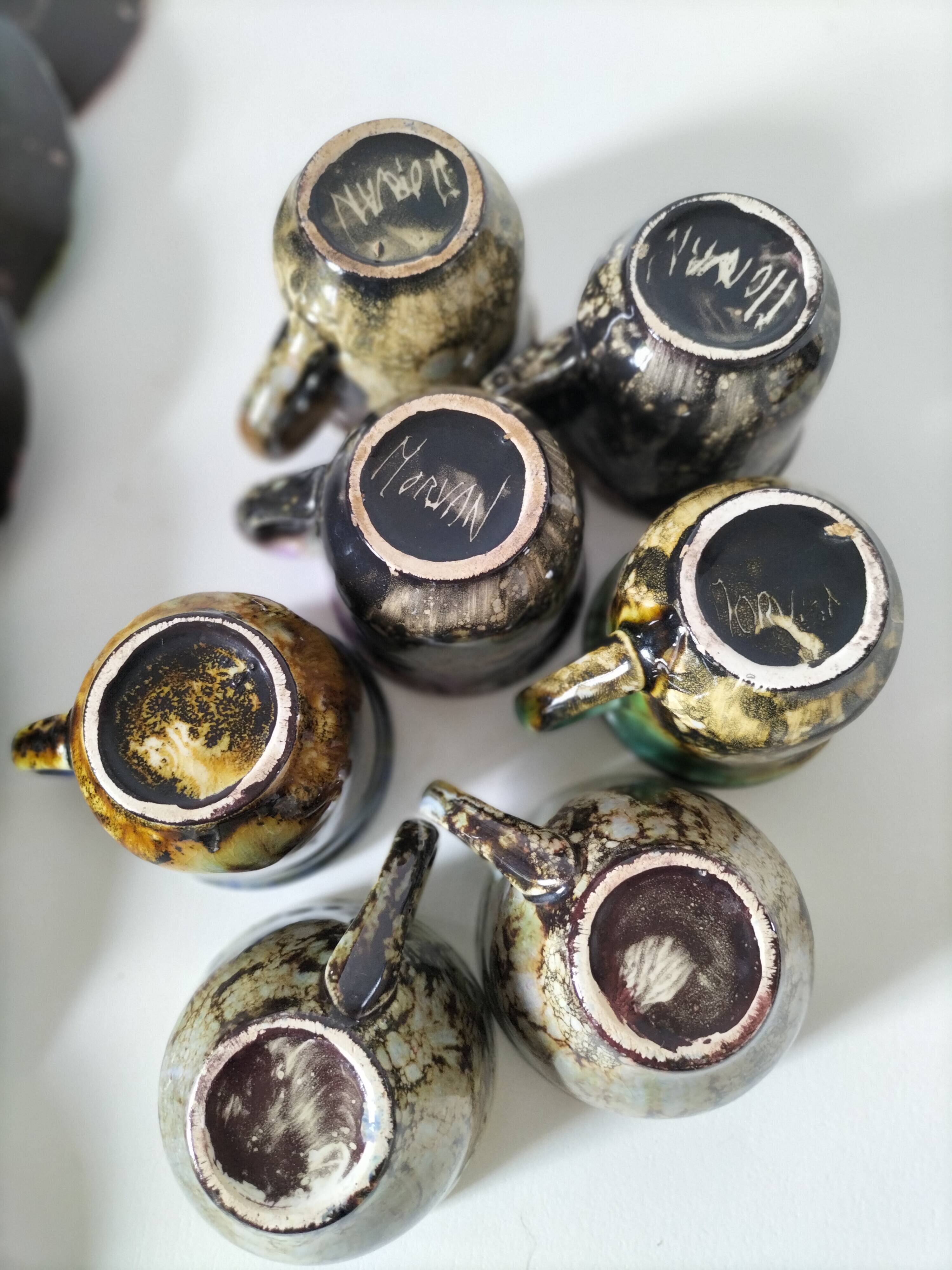 Tasses et soucoupes Morvan en céramique émaillée polychrome