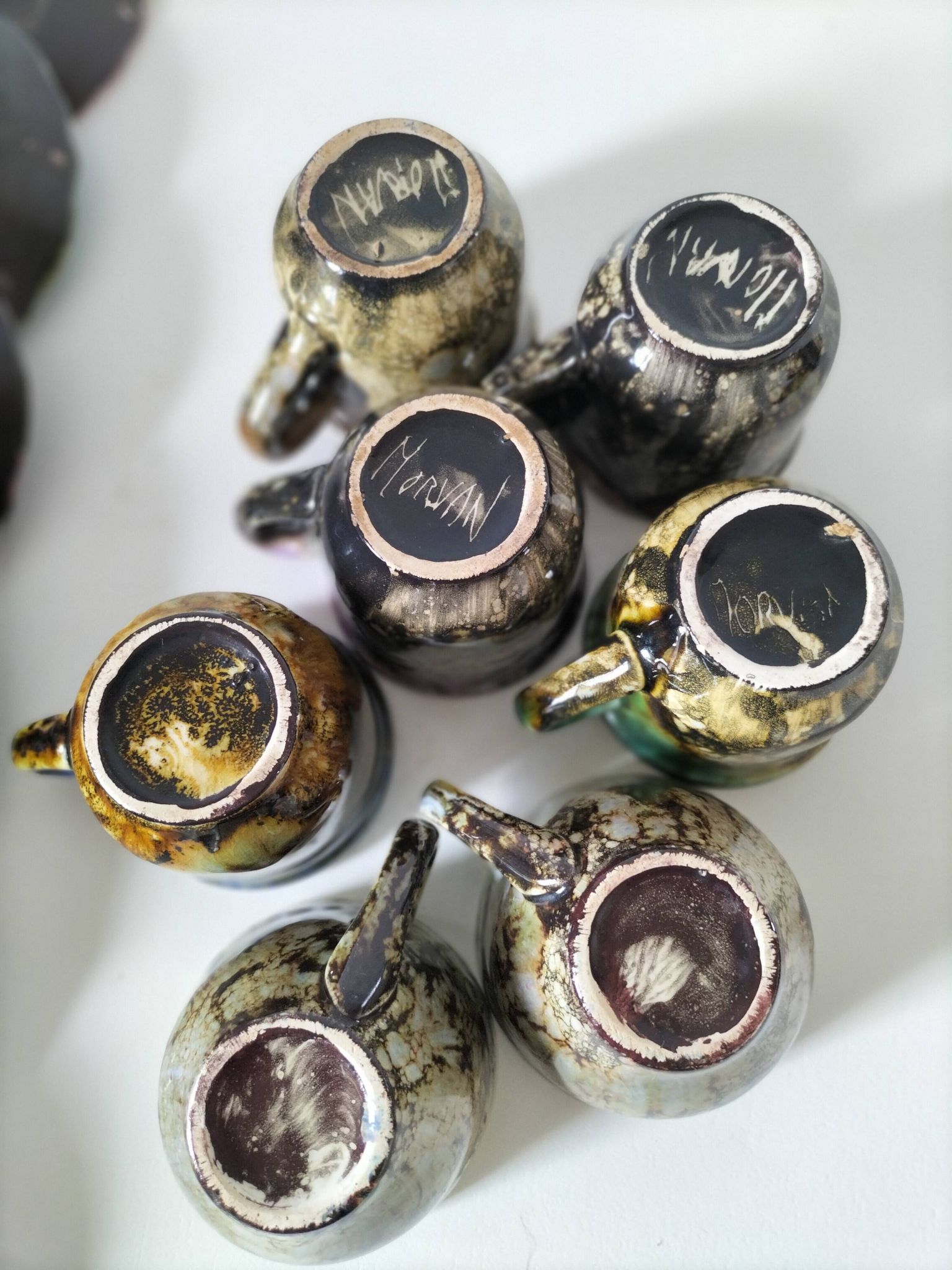 Tasses et soucoupes Morvan en céramique émaillée polychrome