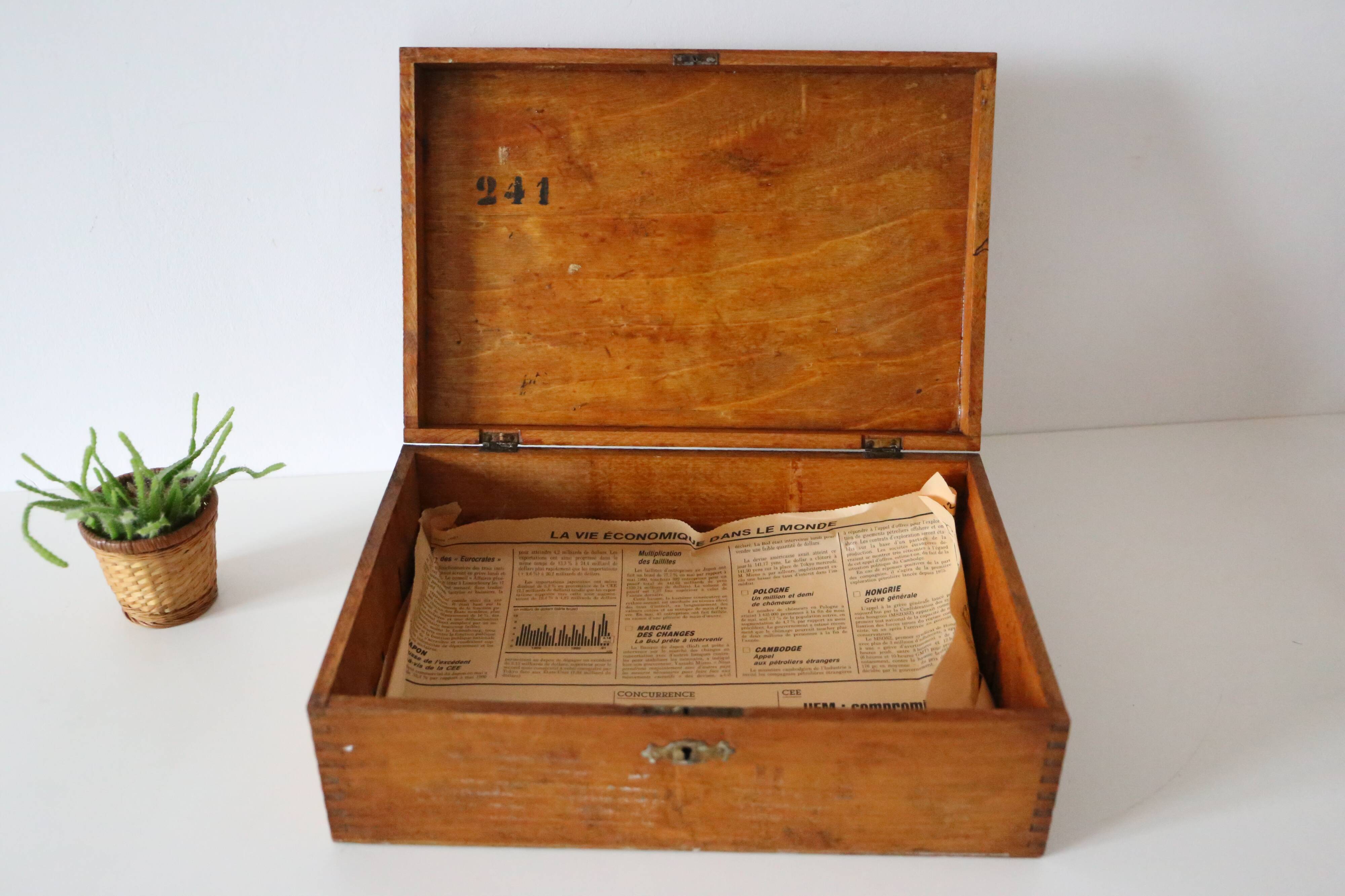 Wooden box pension's toilet, 1920