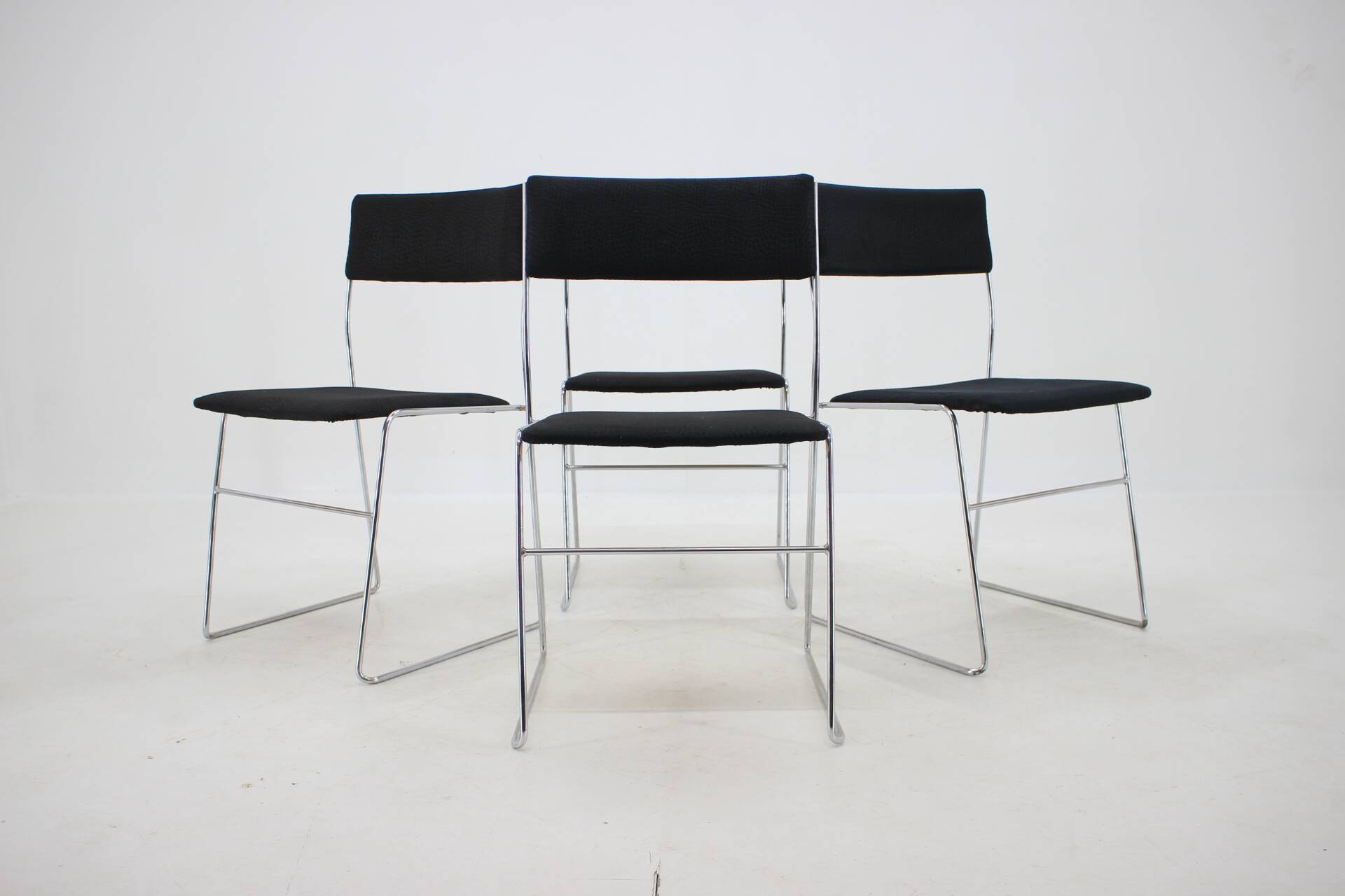 Ensemble de quatre chaises de salle à manger minimalistes chromées des années 1970, Tchécoslovaquie