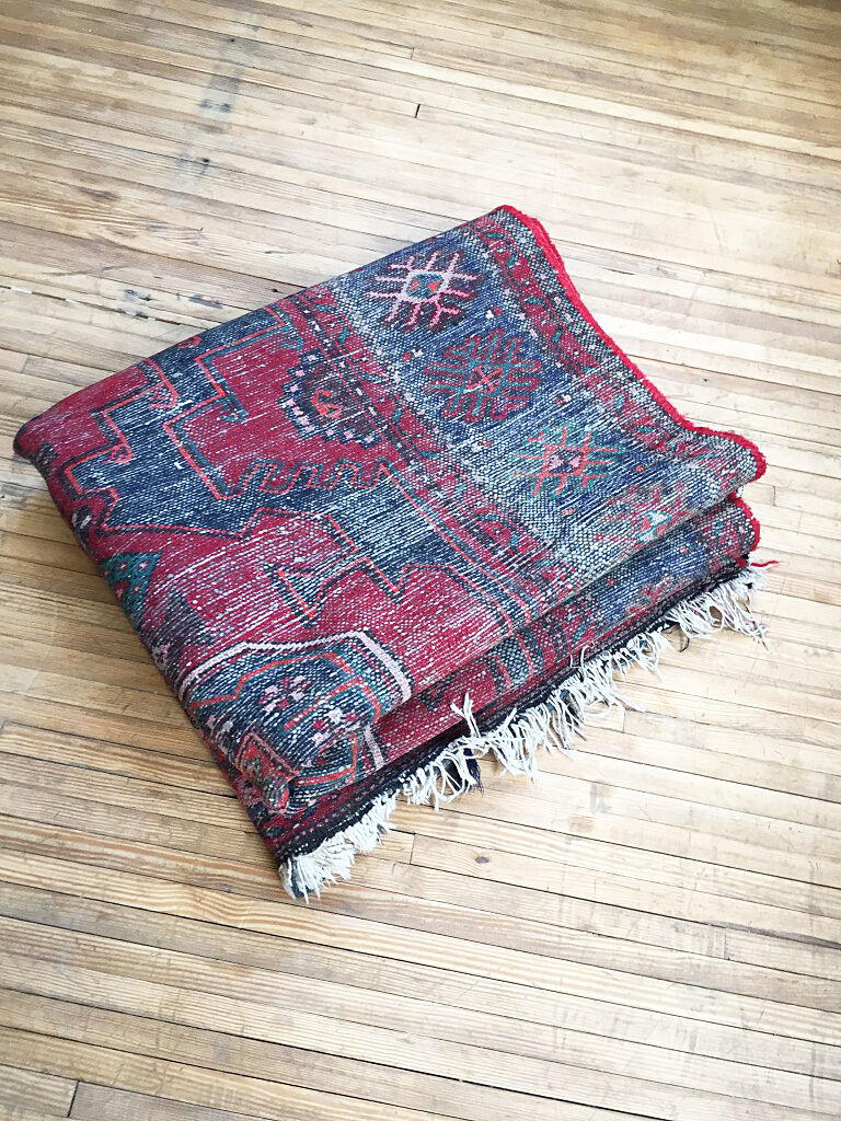 Hand knotted Persian rug - 210x126cm