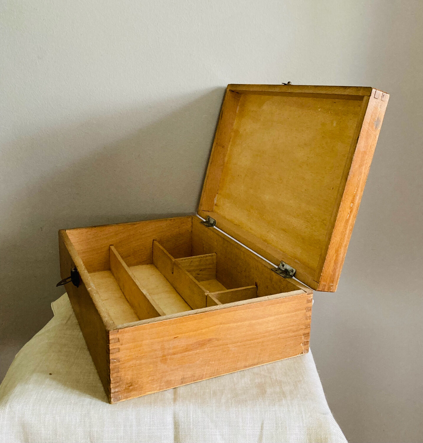 Box with compartments from the 19th century, dovetail mountings, clasp present