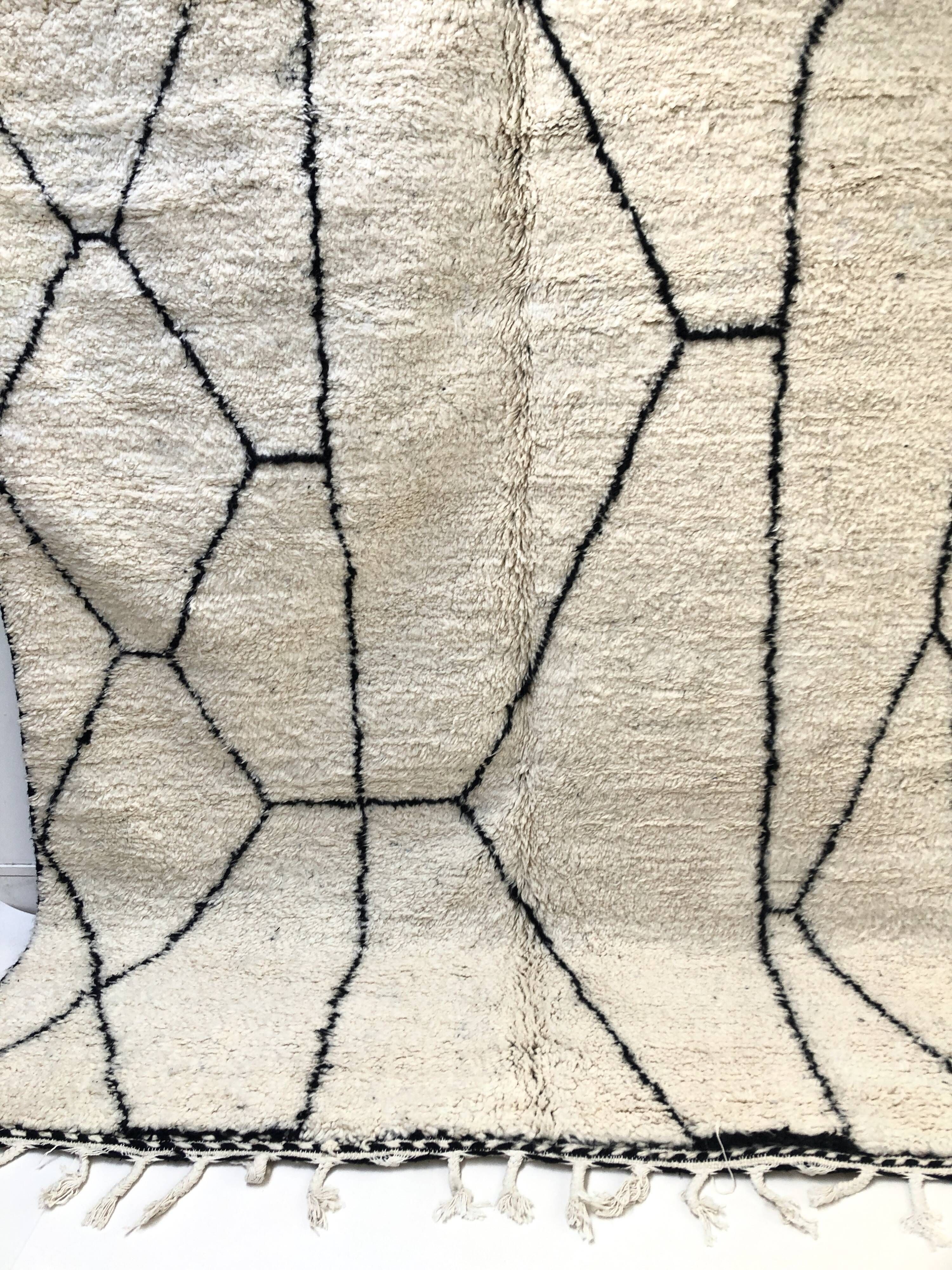 Moroccan Berber carpet Beni Ouarain with black graphic patterns 3,09x1.99m