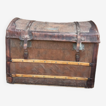 Leather stagecoach trunk from the 18th century / 18th century