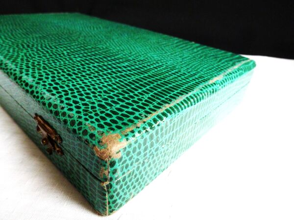 Coffret ancien avec 12 couteaux de table, couverts de table art déco.