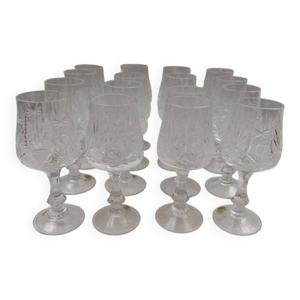 16 verres à vin en cristal