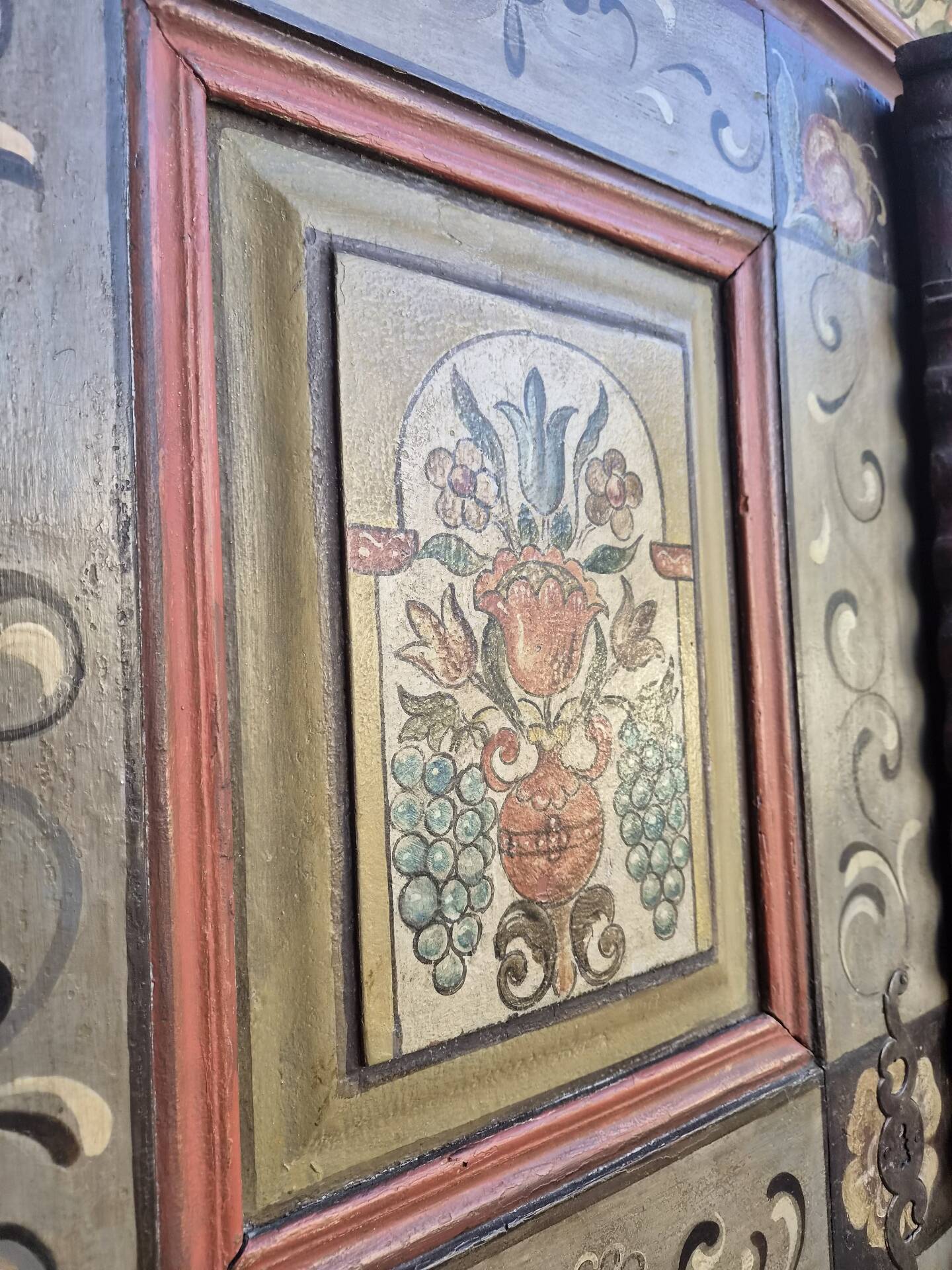 Mountain-painted wardrobe from the late 18th century.