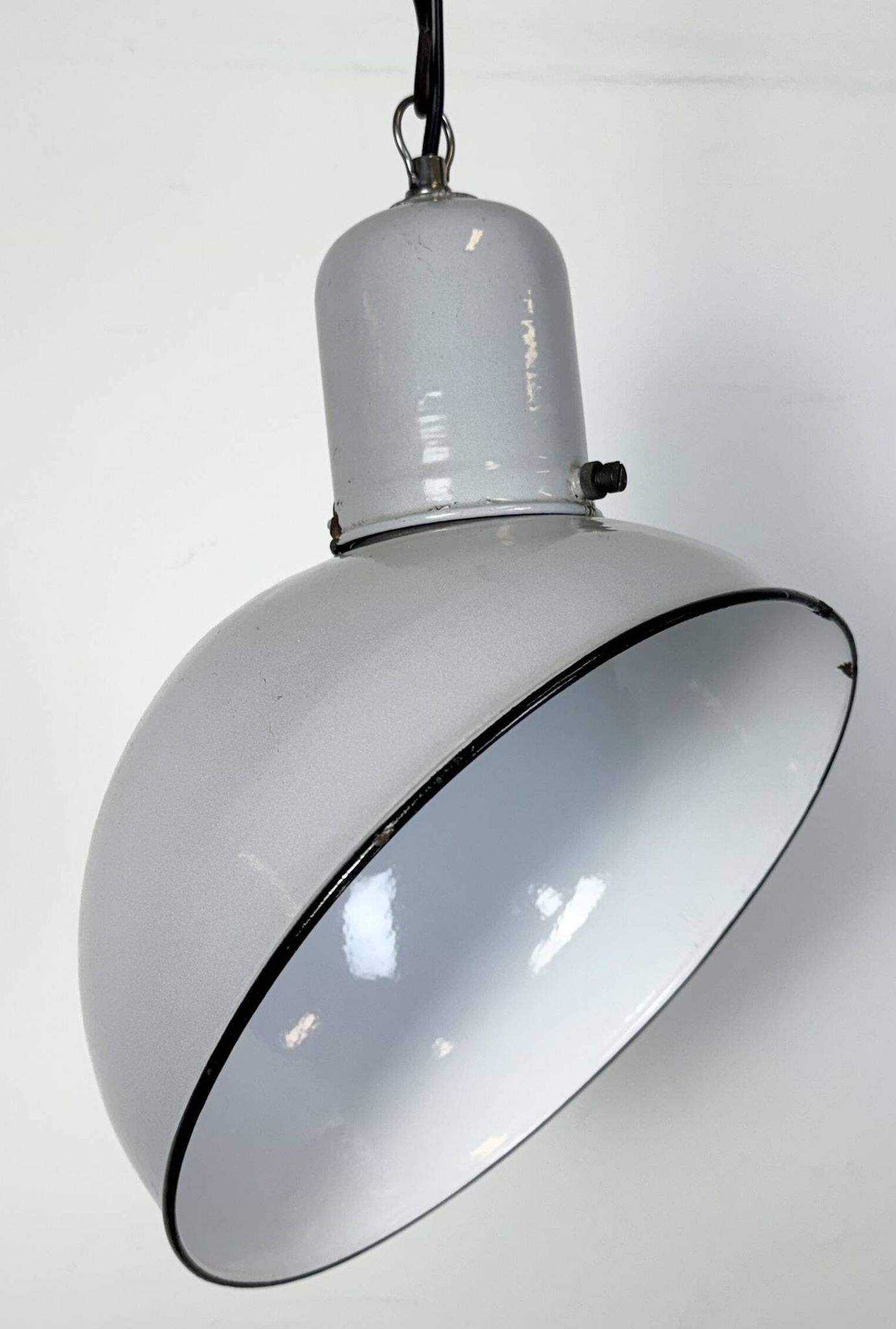 Lampe à suspension industrielle en émail gris, années 1960