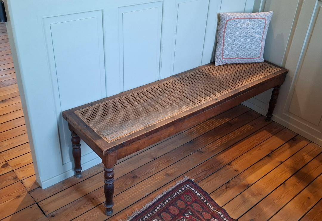 Banquette en bois et cannage
