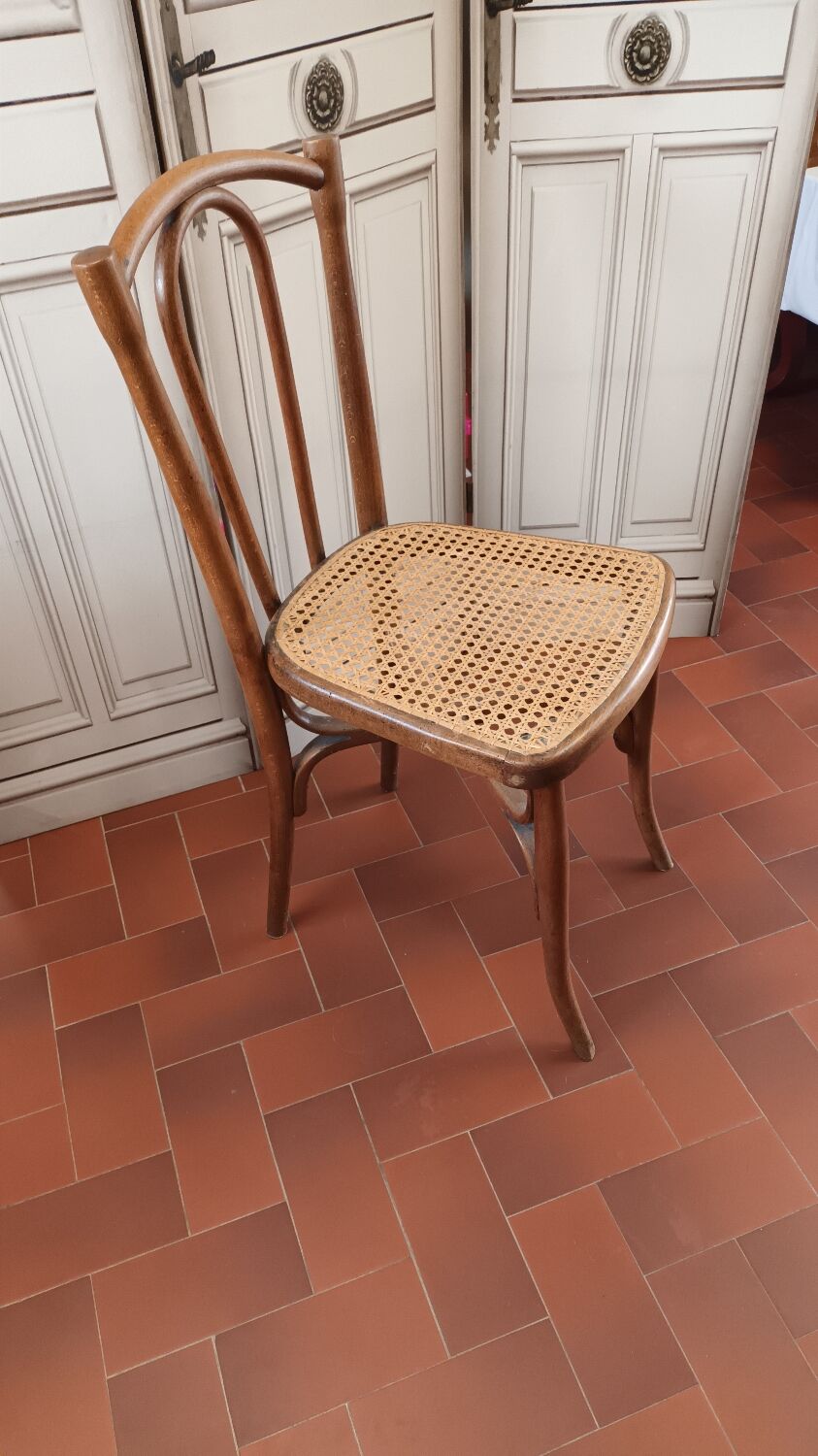 Curved wood bistro chair