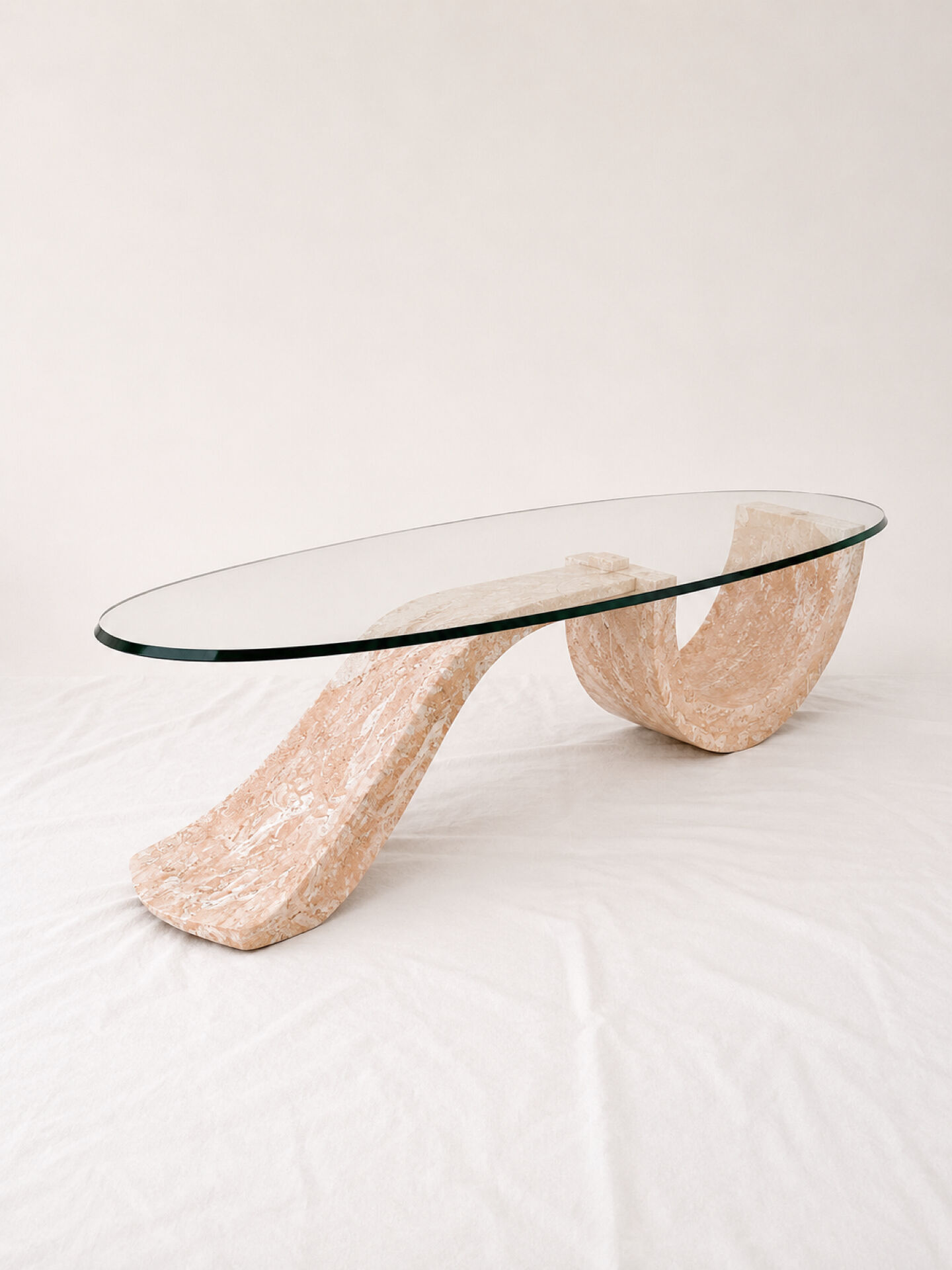 Sculptural coffee table in pink marble and glass, 1970s-80s.