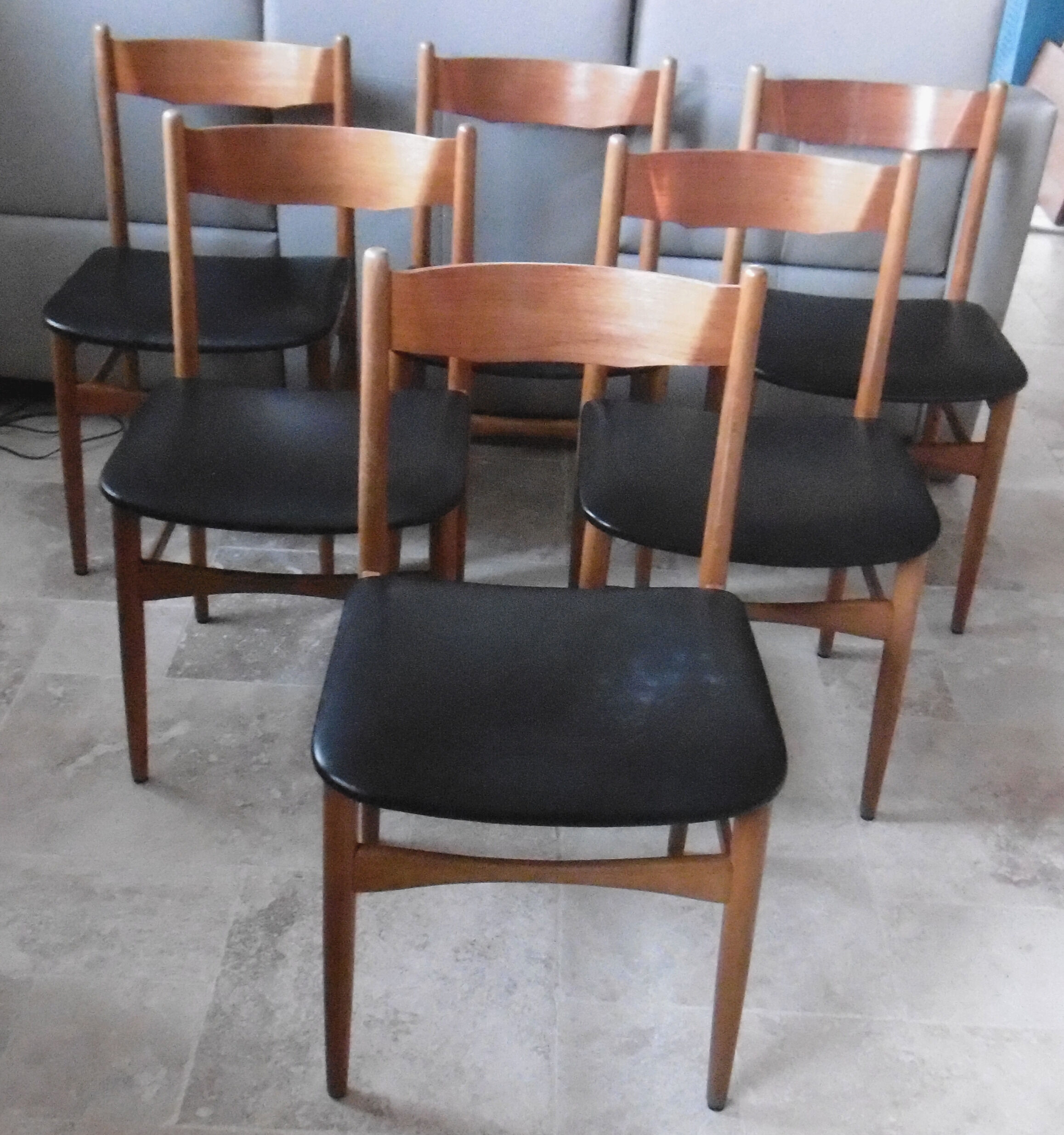 Table avec deux allonges et ses 6 chaises scandinave en teck des années 1970