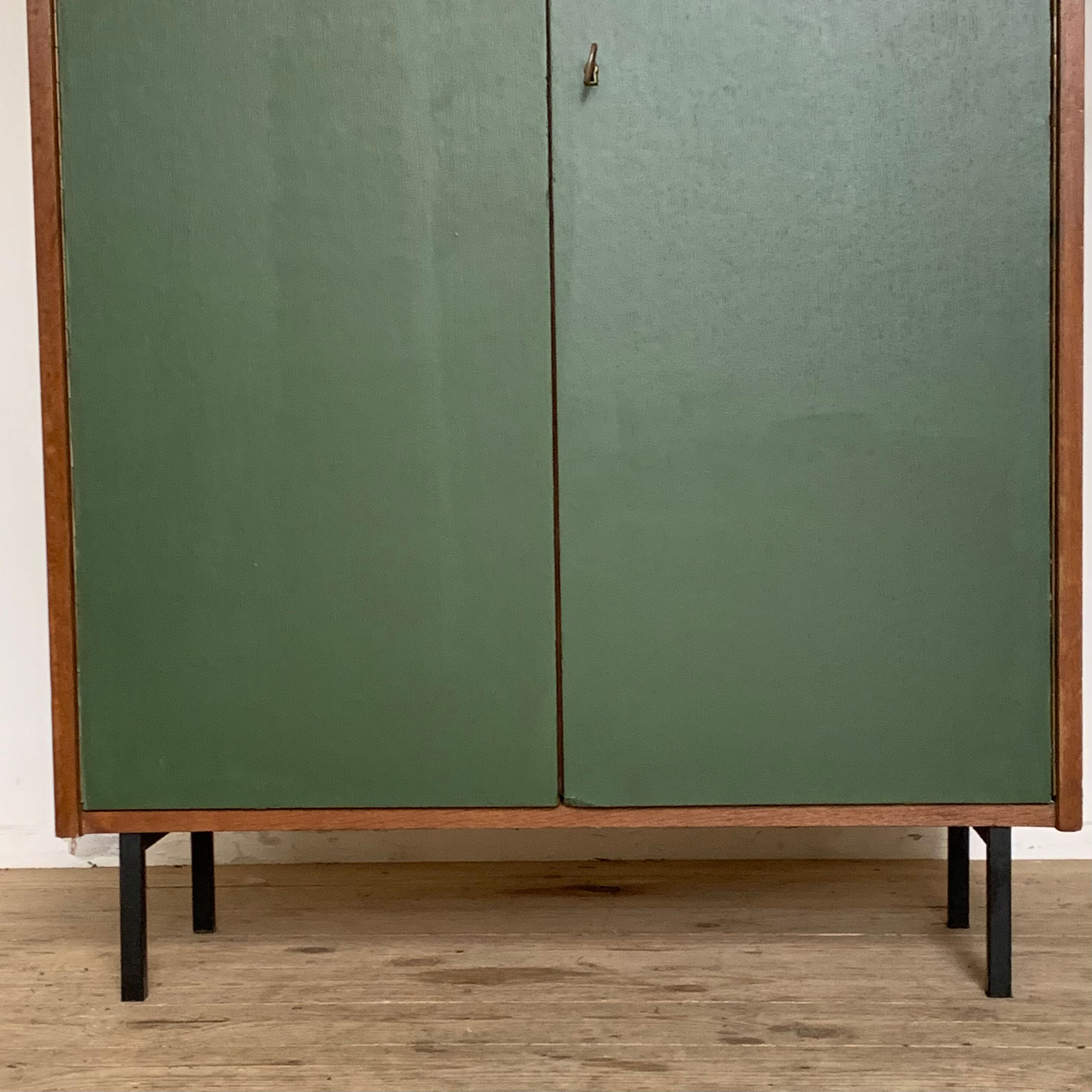 Armoire verte en chêne vintage