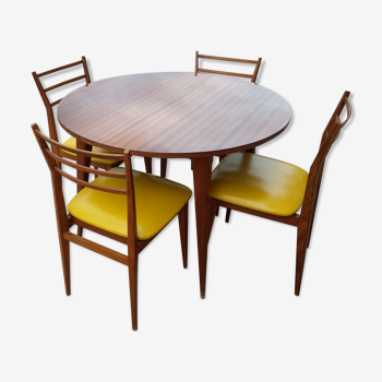 Round table of the 70s and its 4 Scandinavian style chairs