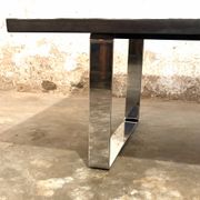 Table basse en pierre naturelle de schiste bitumineux par Studio Draenert