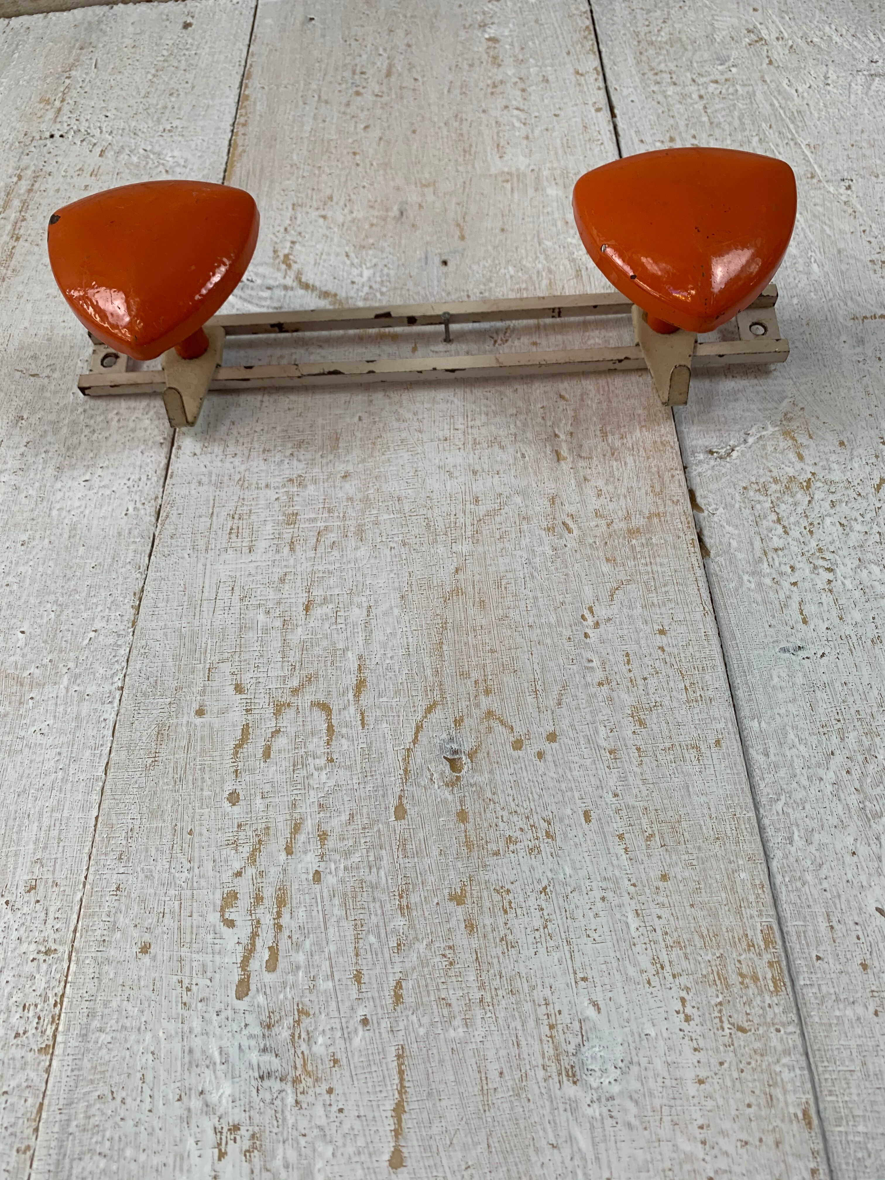 Vintage orange metal patère