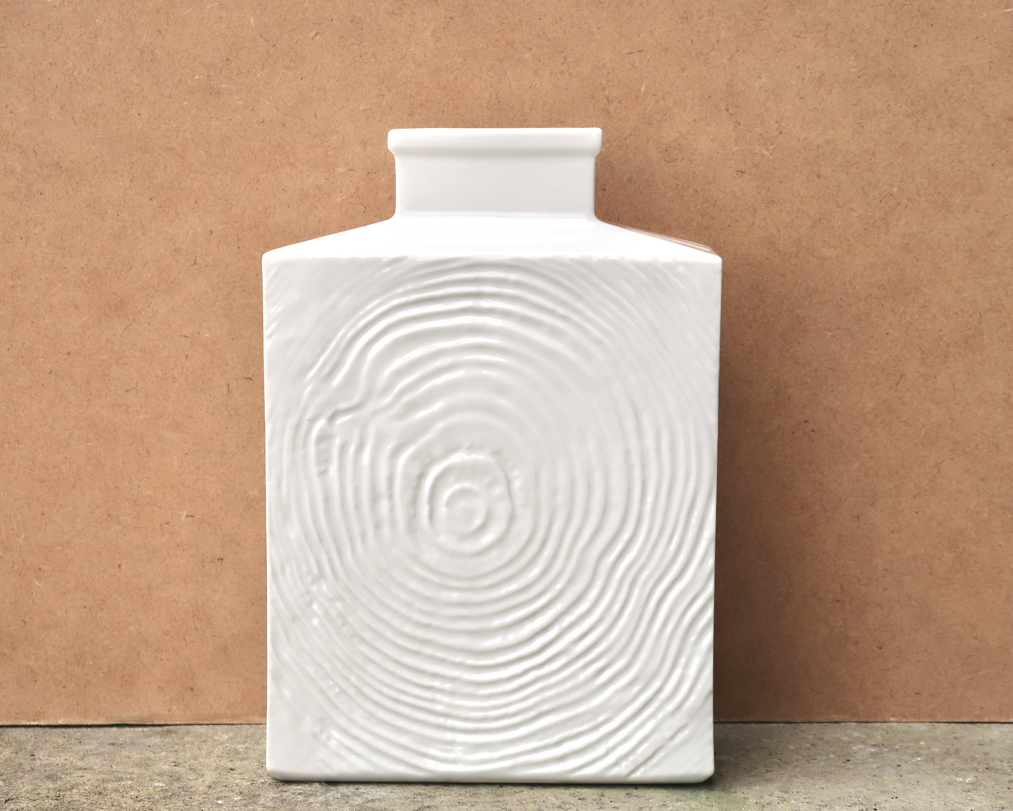 Imposing white Sgrafo Modern vase in porcelain, 1960s.