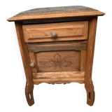 Petite table de chevet joliment travaillée