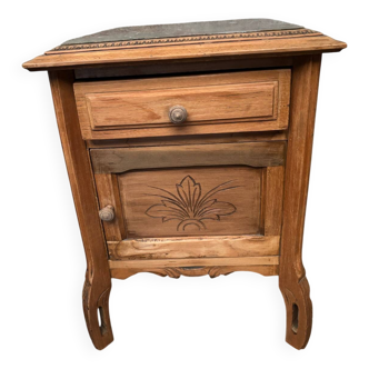 Petite table de chevet joliment travaillée
