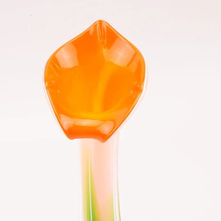 Vase en vert en forme de fleur vert et orange de style murano longiligne