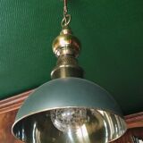 Suspension metallique vert sapin interieur couleur laiton