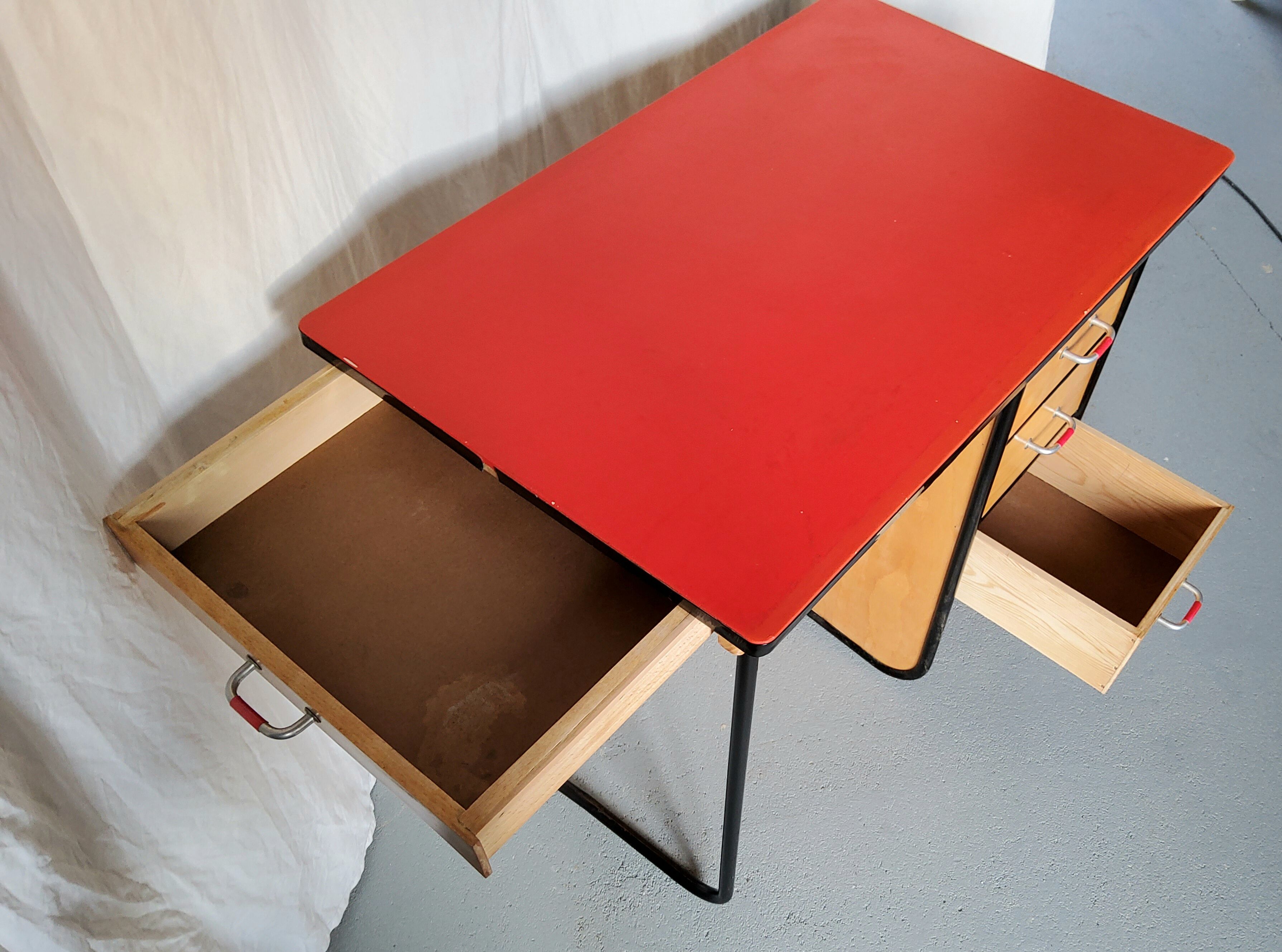 Teen desk and its chair