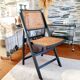 Chaise pliante en bois et cannage