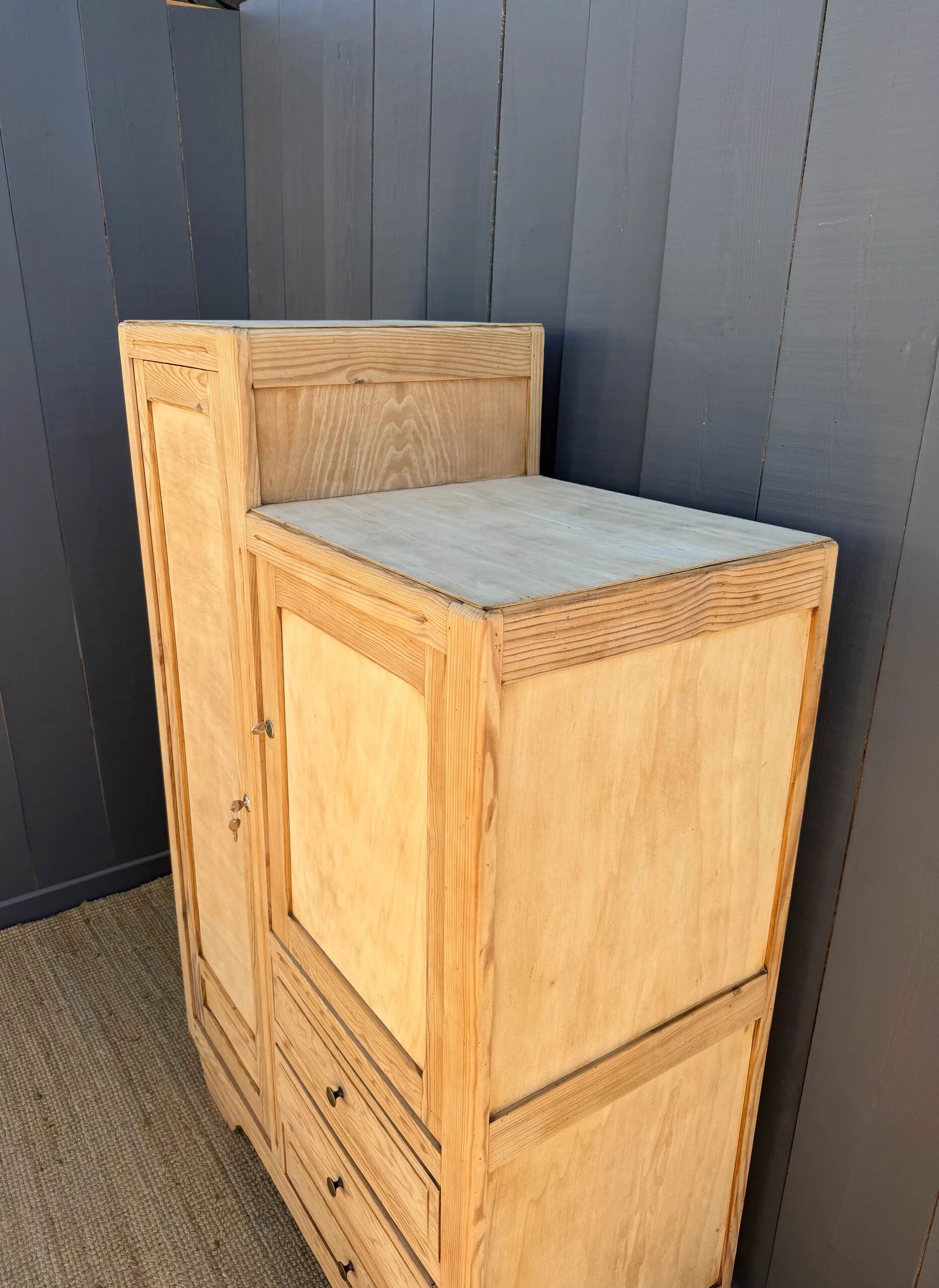 Armoire asymétrique