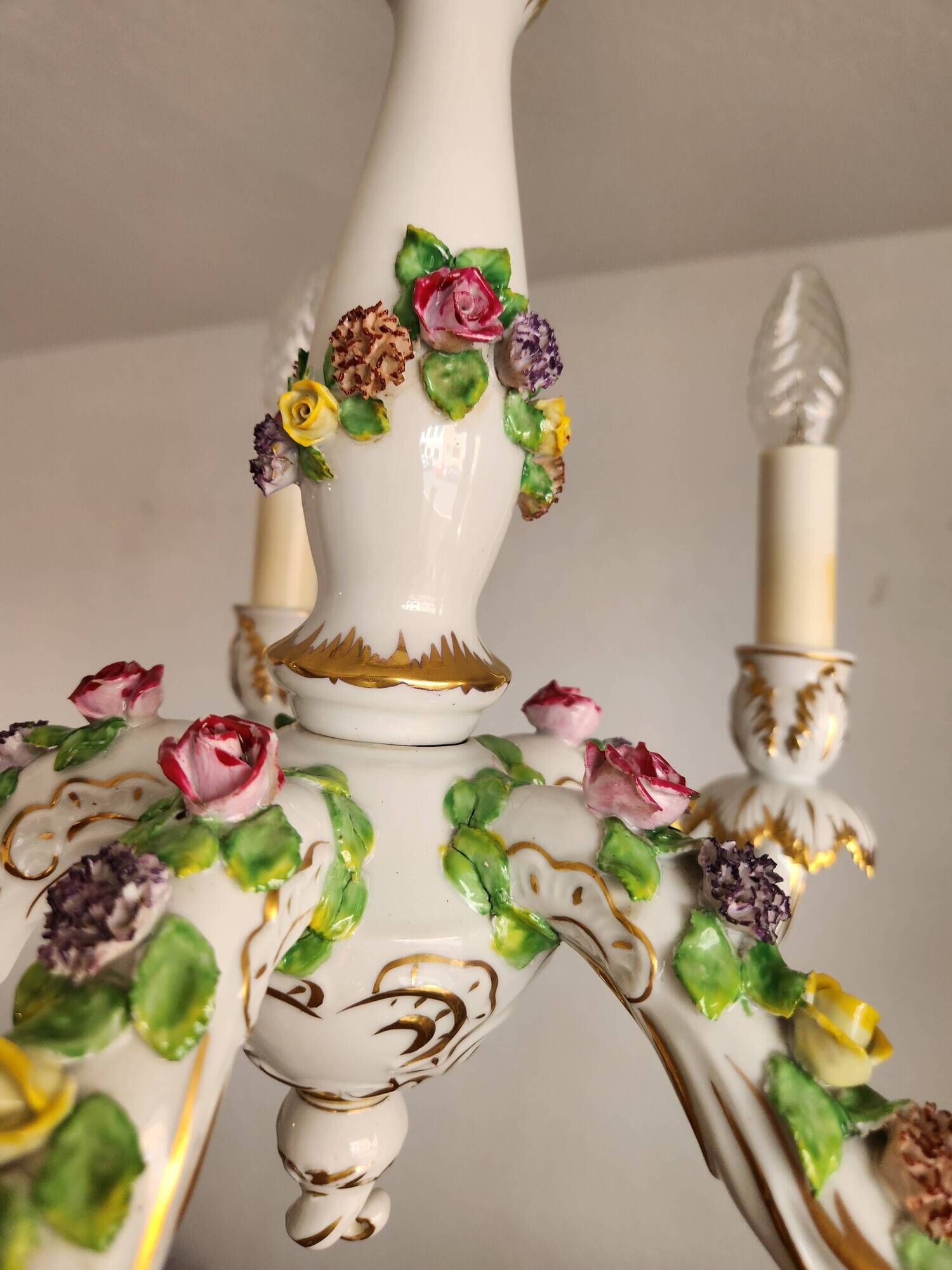 Handgeformt vergoldet vintage Porzellan Kronleuchter Capodimonte 1960er