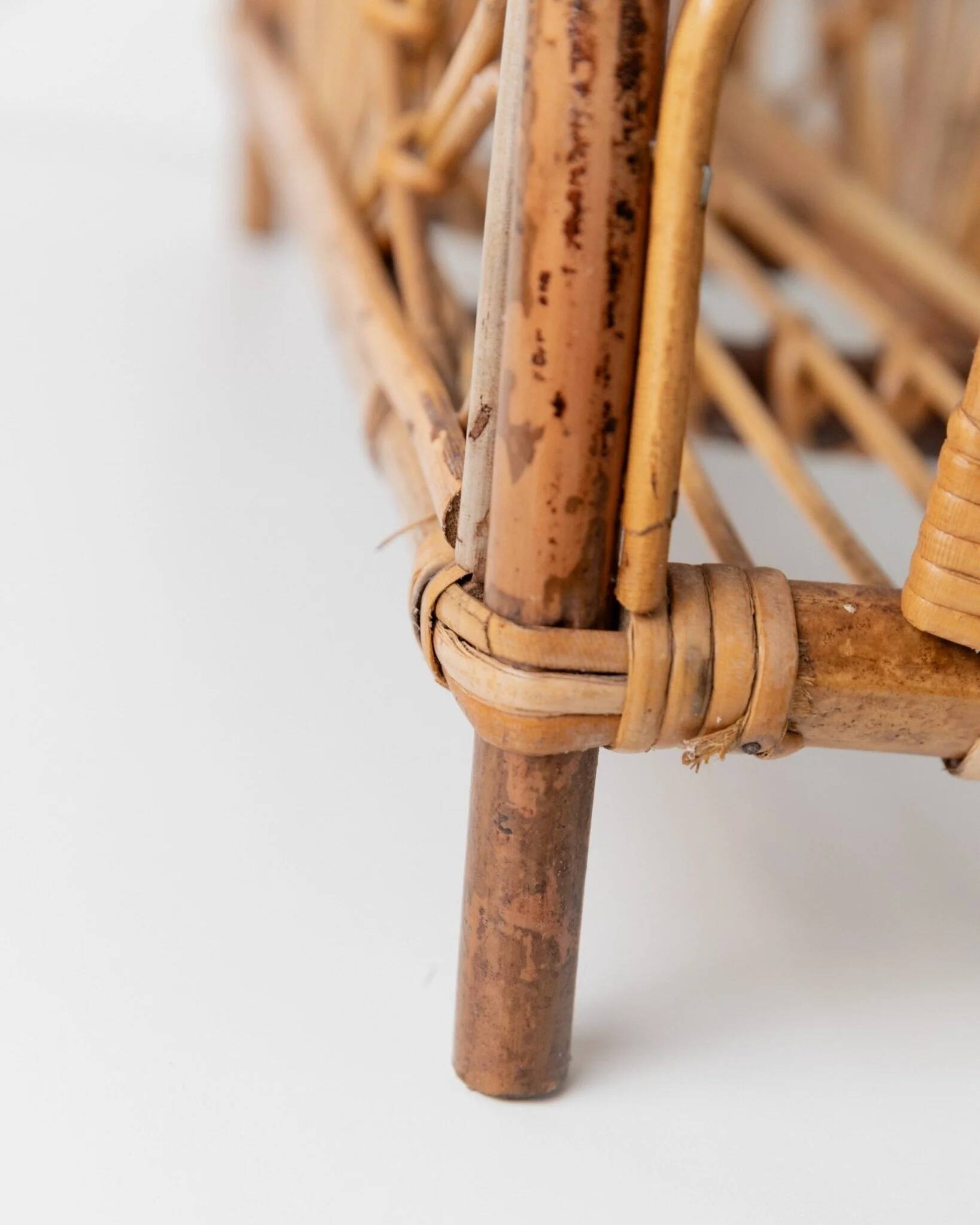 Vintage bamboo magazine rack in bois wood finish, rotin-et-osier-inspired, mid-century Italian design, 1970s