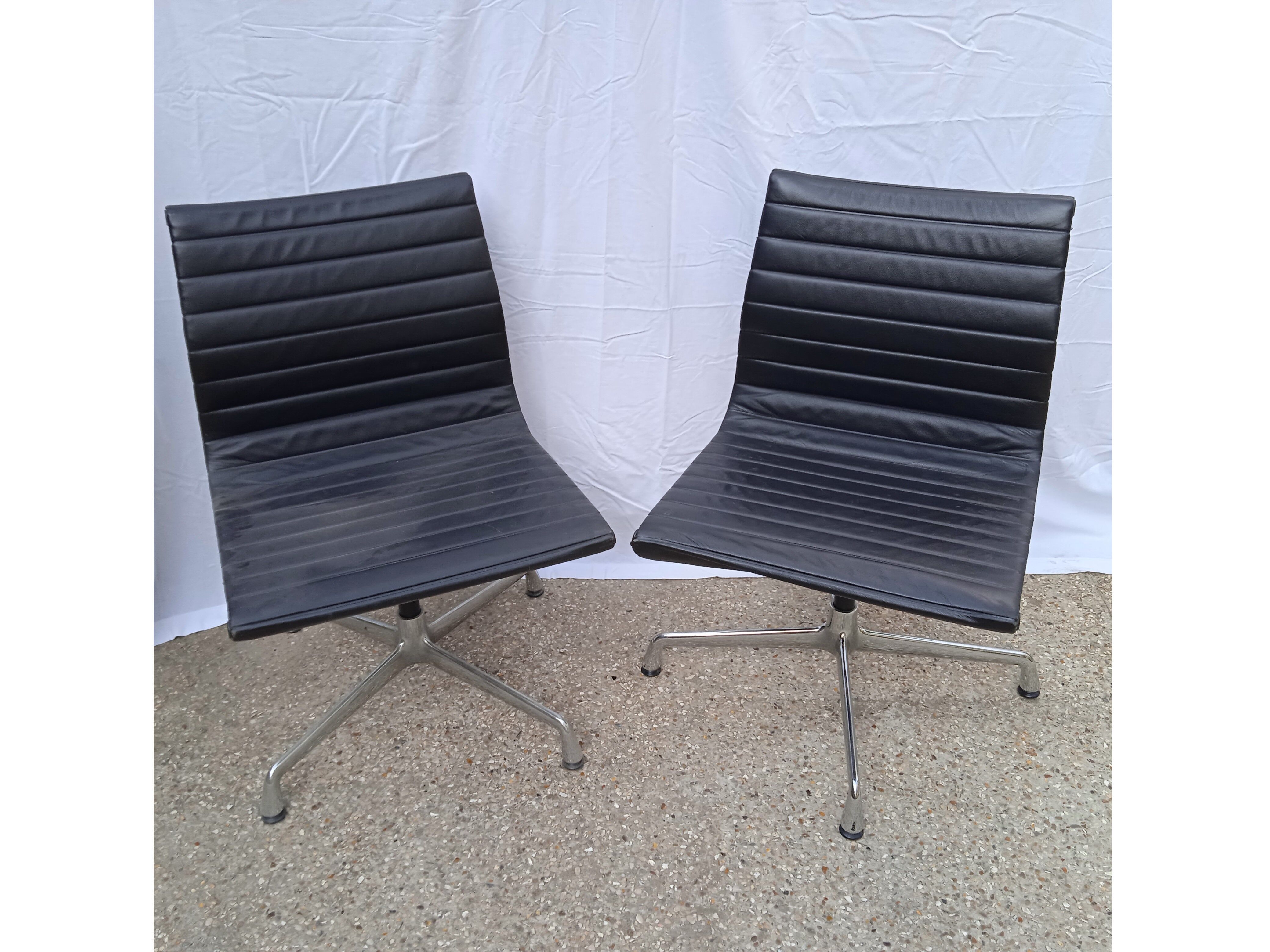 2 seats Charles Ray Eames EA 106