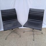 2 sièges Charles Ray Eames EA 106